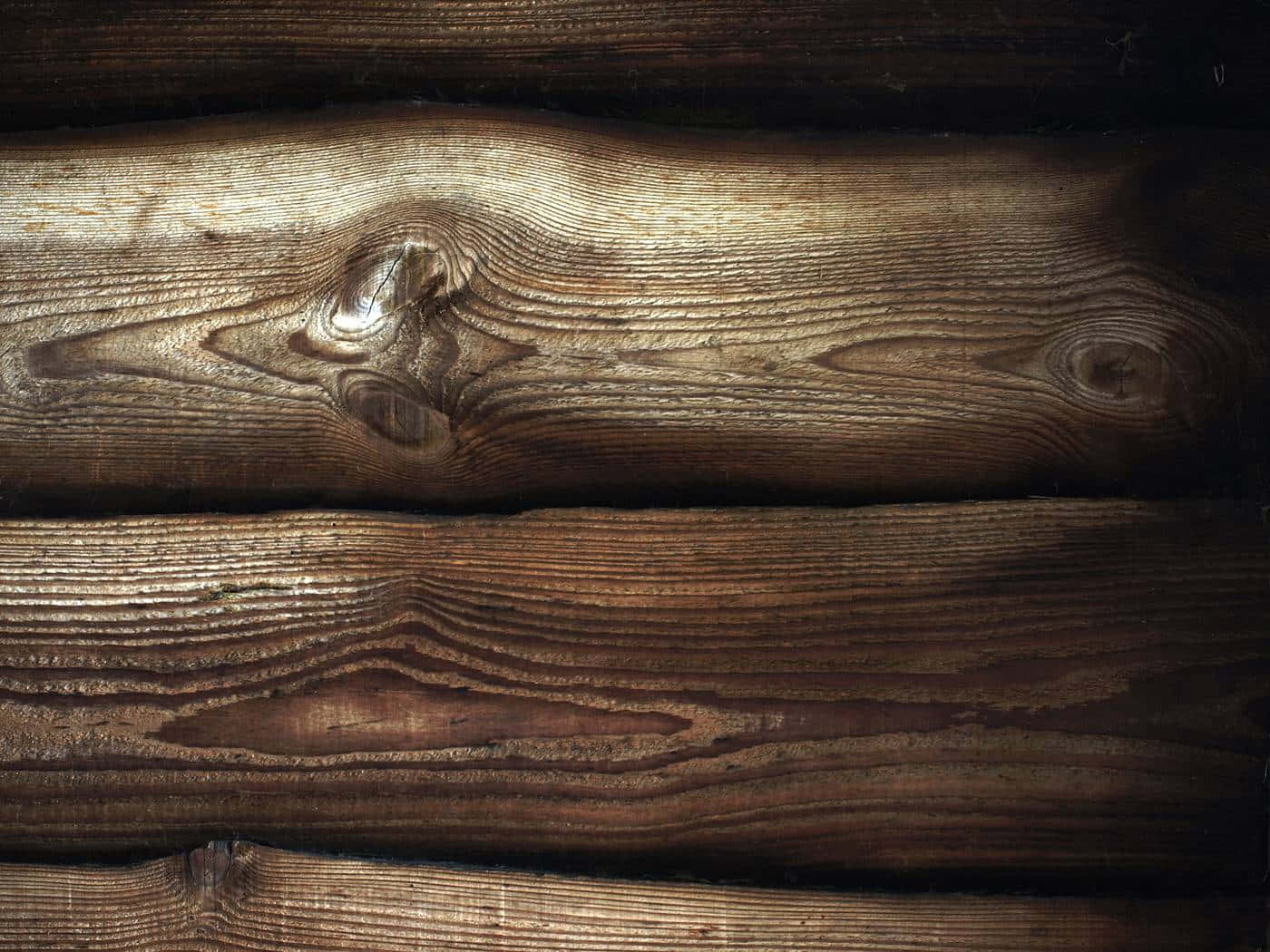 Wood Texture 桌布 壁紙 — 風化木頭的近距離特寫，展現豐富的木紋圖案和溫暖的金色高光，與深色陰影形成對比。