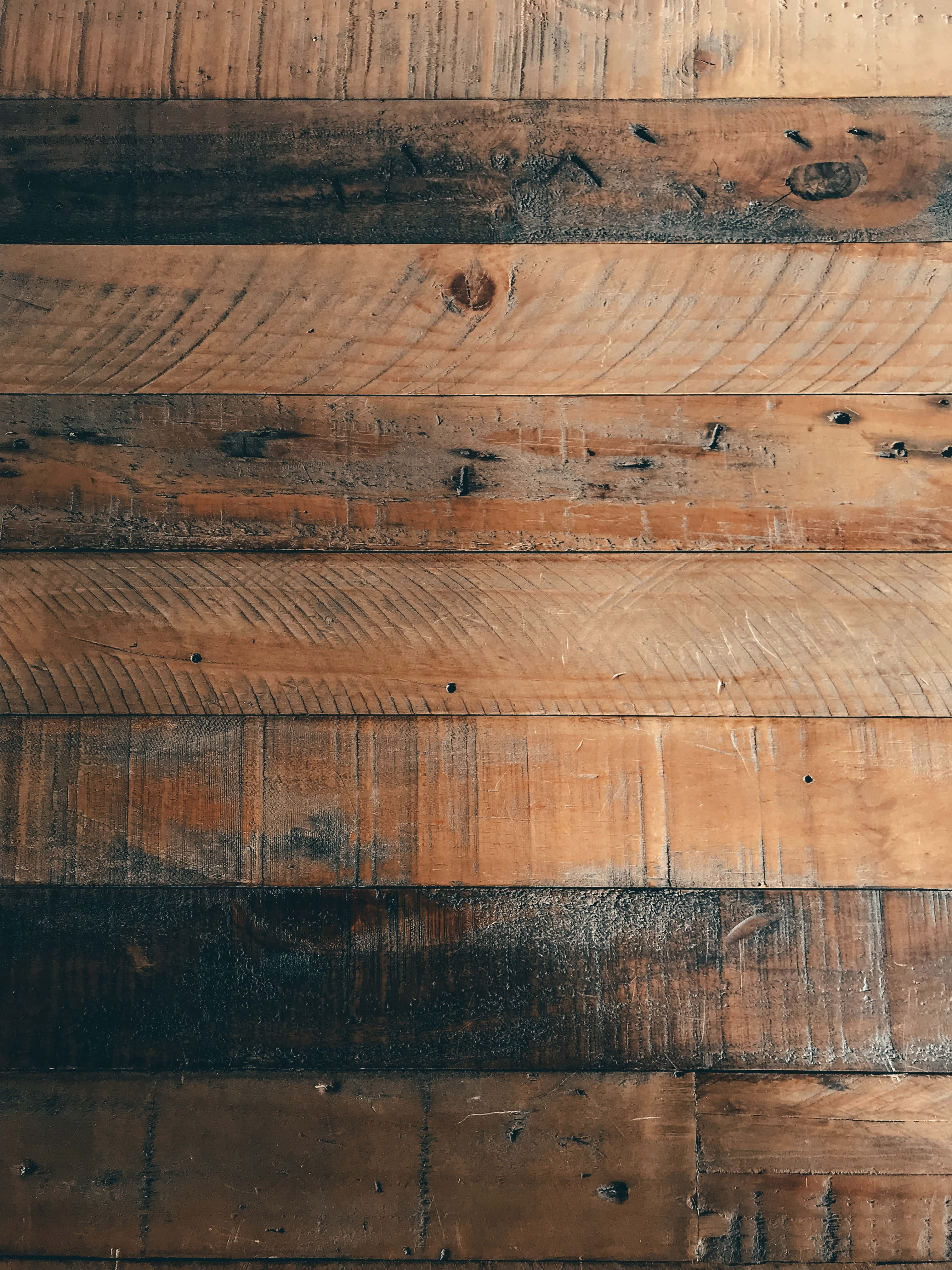 Wooden 桌布 壁紙 — 風化水平木板的特寫，帶有豐富的木紋圖案和變暗的節疤。