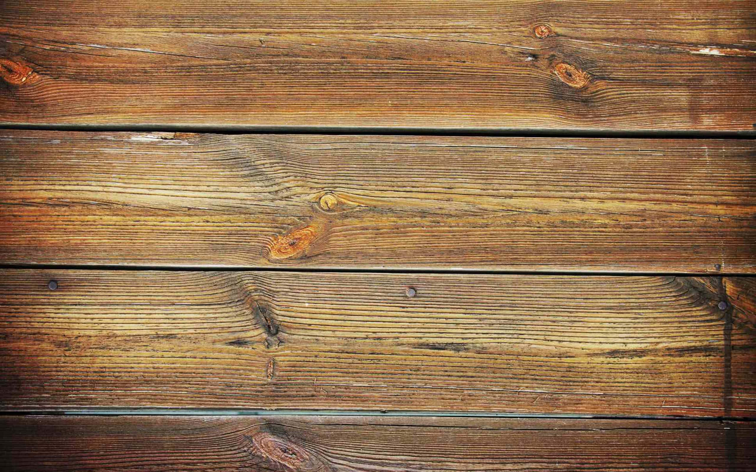 Wood Grain 桌布 壁紙 — 風化水平木板的特寫，帶有豐富的棕色色調和可見的木紋節。