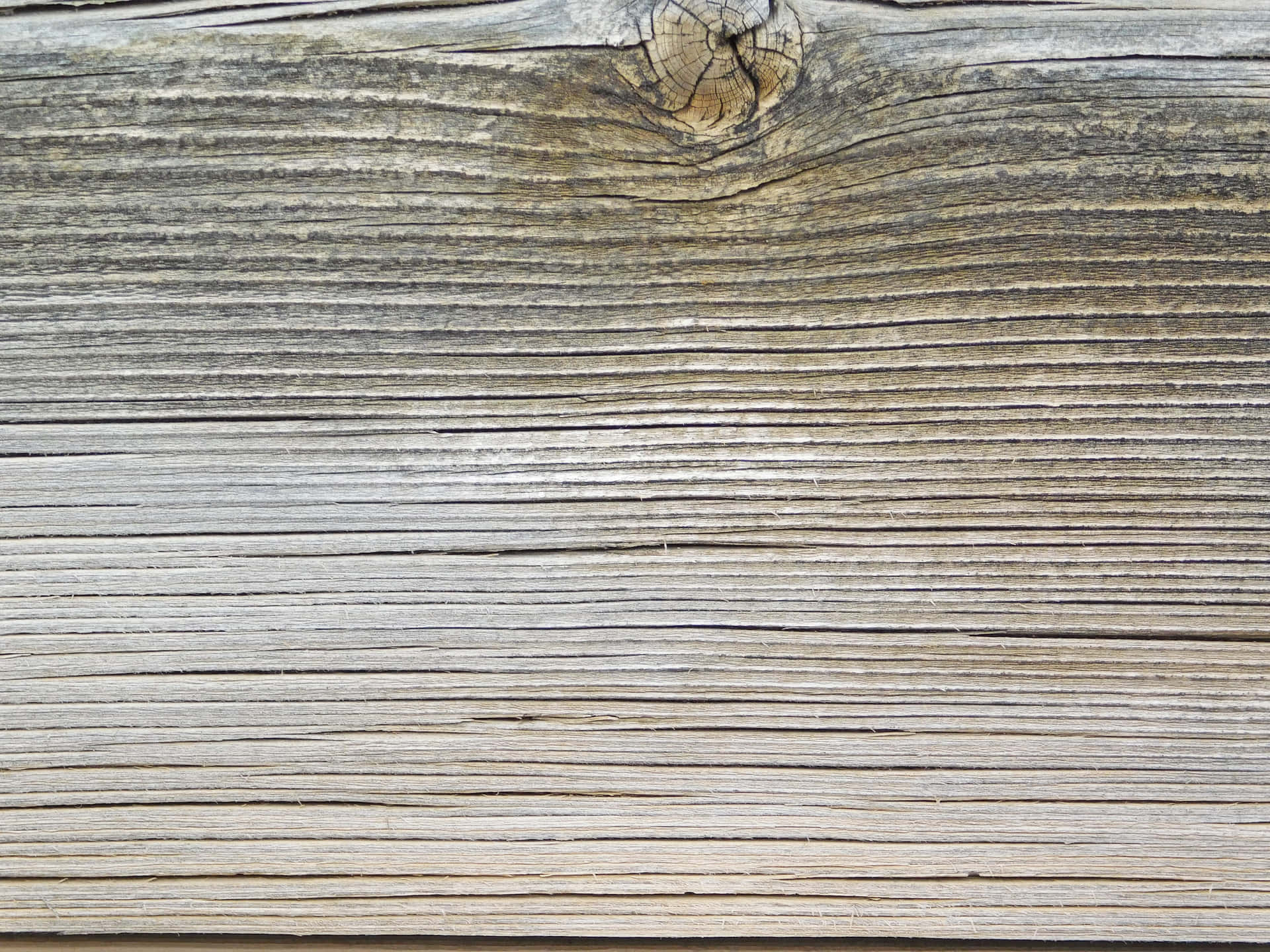 Wood texture 壁紙 — 風化水平木板的特寫，顯示深層木紋線條和上方中央的一個突出木節。
