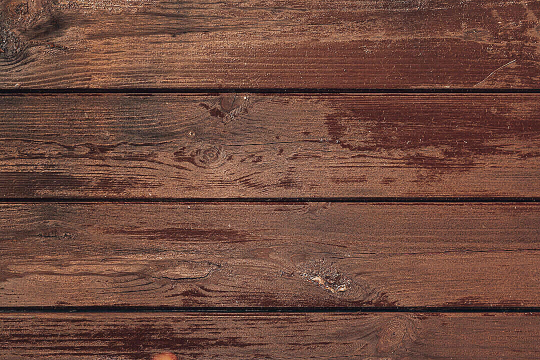 Wood Texture 桌布 壁紙 — 風化深棕色木板的特寫，顯示天然木紋、節疤和細微磨損。