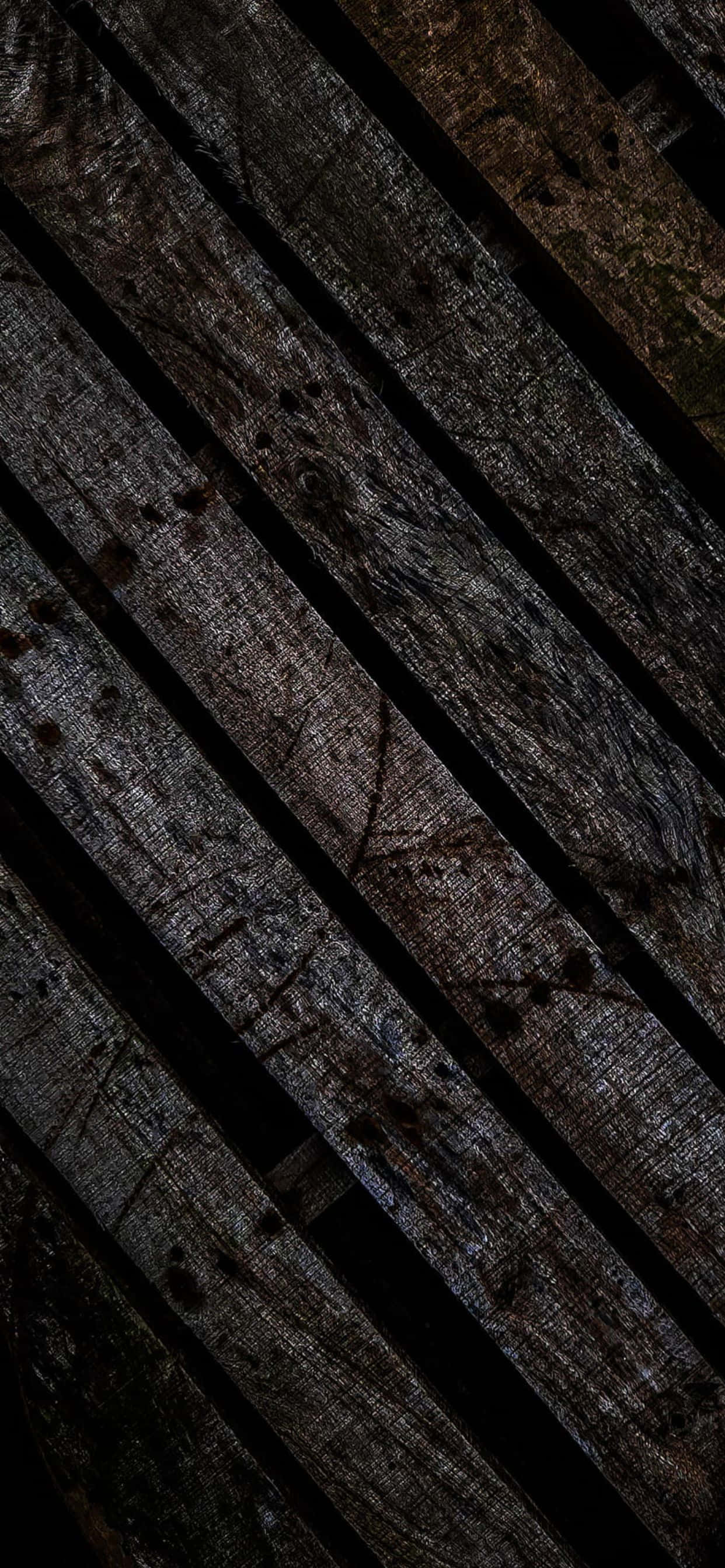 Black Wood 桌布 壁紙 — 風化深色木板的特寫，帶有深紋理和陰影縫隙，營造出質樸的紋理圖案。