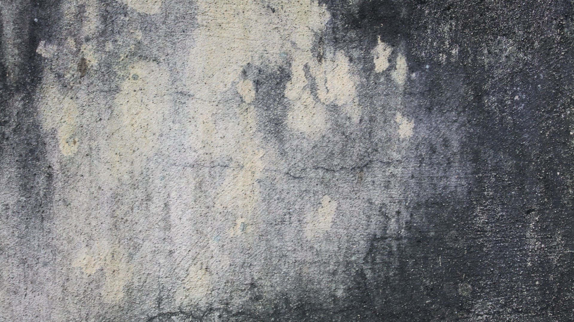 Grunge Texture 桌布 壁紙 — 風化混凝土牆，帶有裂縫的灰色和褪色的米色斑塊，顯示質感和年代。