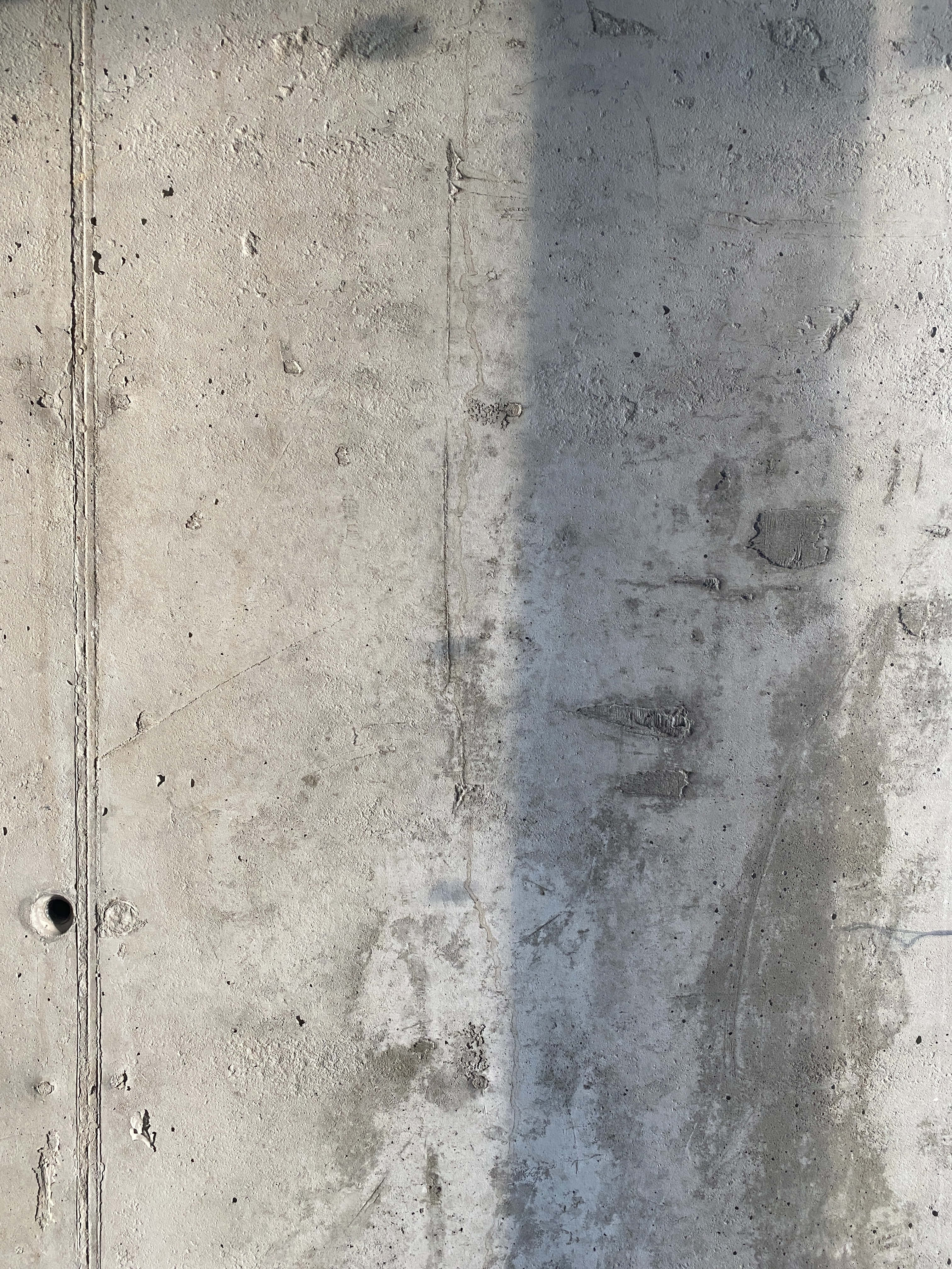Gray Texture 桌布 壁紙 — 風化混凝土牆的特寫，帶有垂直接縫和陰影投射在其粗糙紋理表面上。
