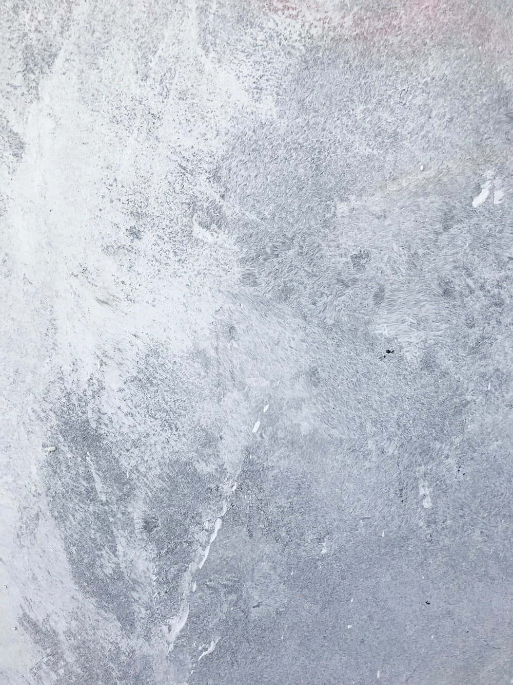 混凝土 桌布 壁紙 — 風化混凝土牆的特寫，帶有灰色和白色條紋，上角有微妙的粉紅色調。