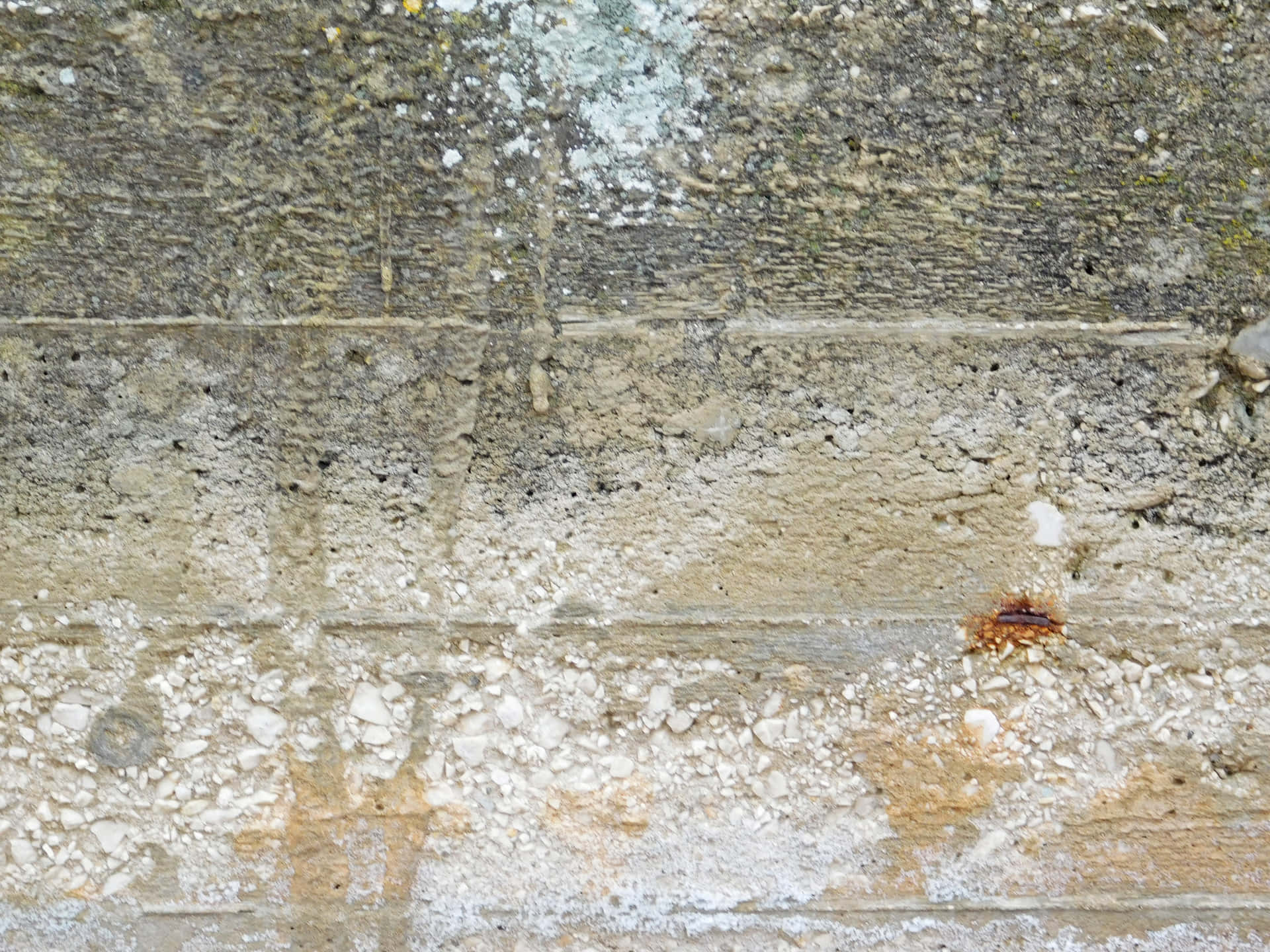 Stone texture 壁紙 — 風化混凝土牆的特寫，帶有苔蘚污漬、鏽斑和剝落質感。