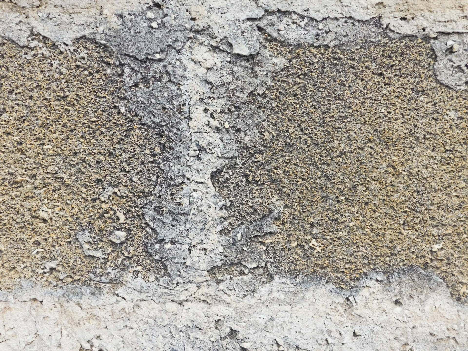 Stone texture 壁紙 — 風化混凝土牆的特寫，裂開的灰色和米色紋理表面顯示老化和腐朽的跡象。