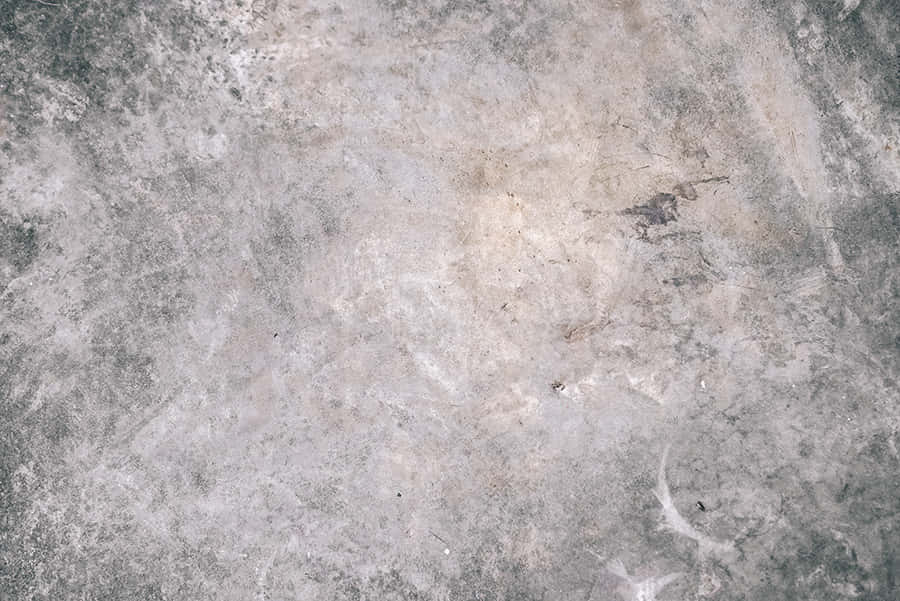 Concrete Texture 桌布 壁紙 — 風化混凝土表面的特寫，帶有灰色和米色污漬以及細微的紋理變化。