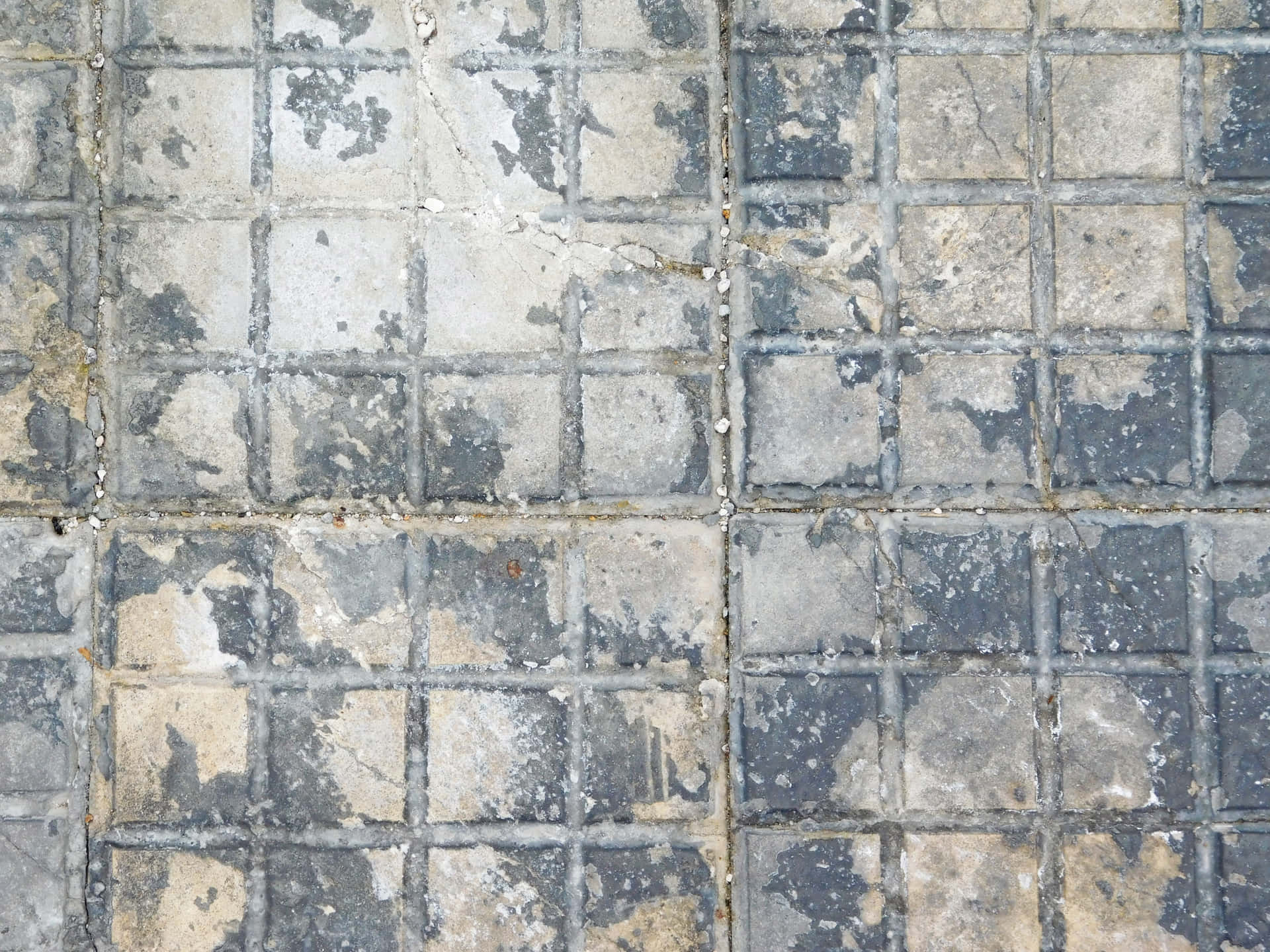 Stone texture 壁紙 — 風化灰色混凝土瓷磚的特寫，裂縫的填縫劑和剝落的油漆顯示米色和深灰色斑塊。