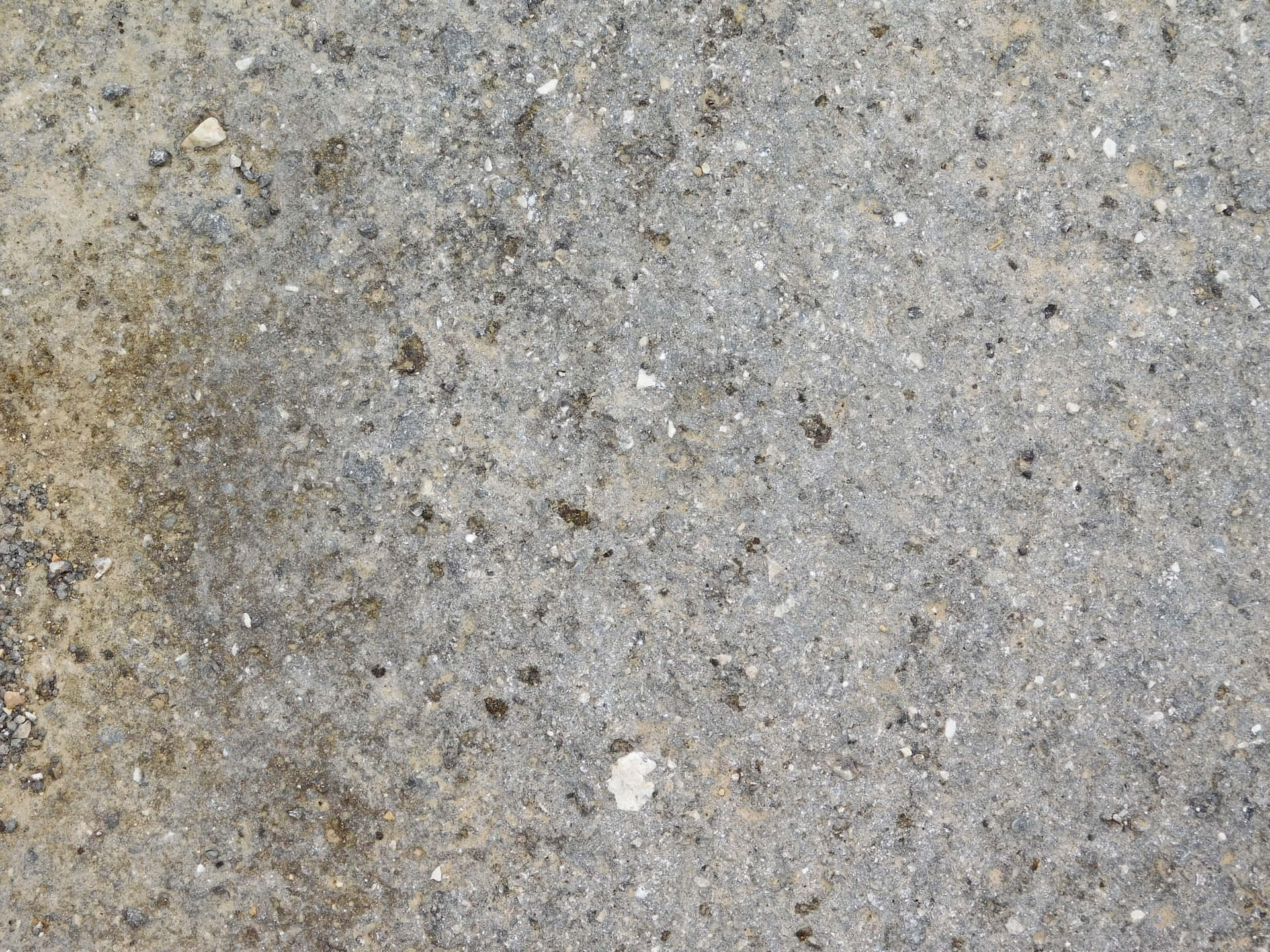 Stone texture 壁紙 — 風化灰色混凝土表面的特寫，嵌有卵石和污漬。