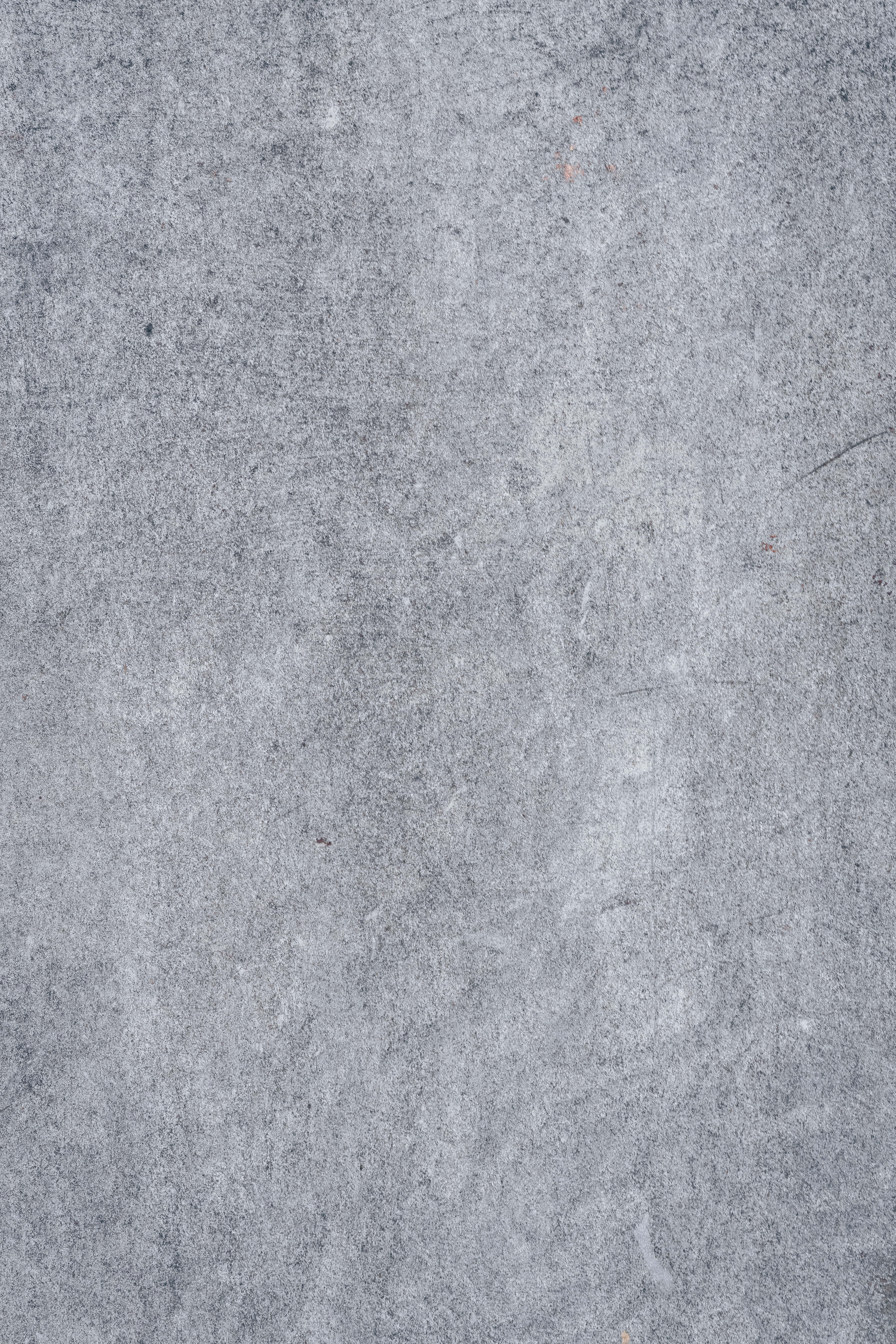 Gray Gradient 桌布 壁紙 — 風化灰色混凝土表面的特寫，帶有細微紋理和輕微刮痕。