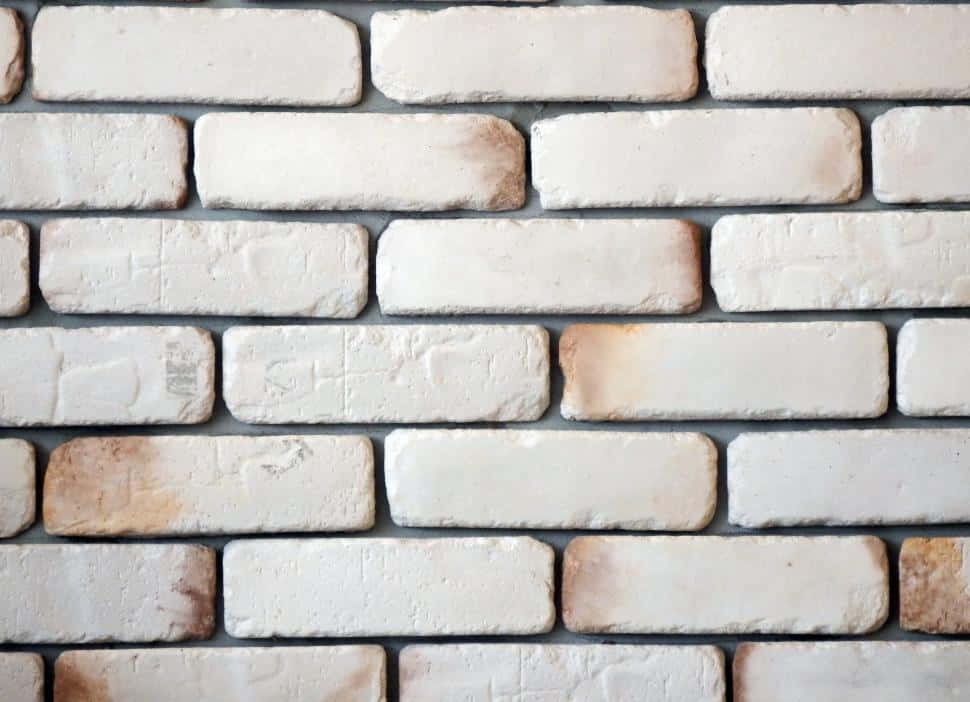 White Brick Wall 桌布 壁紙 — 風化白色磚塊與灰色砂漿的特寫，形成紋理豐富的城市牆面圖案。