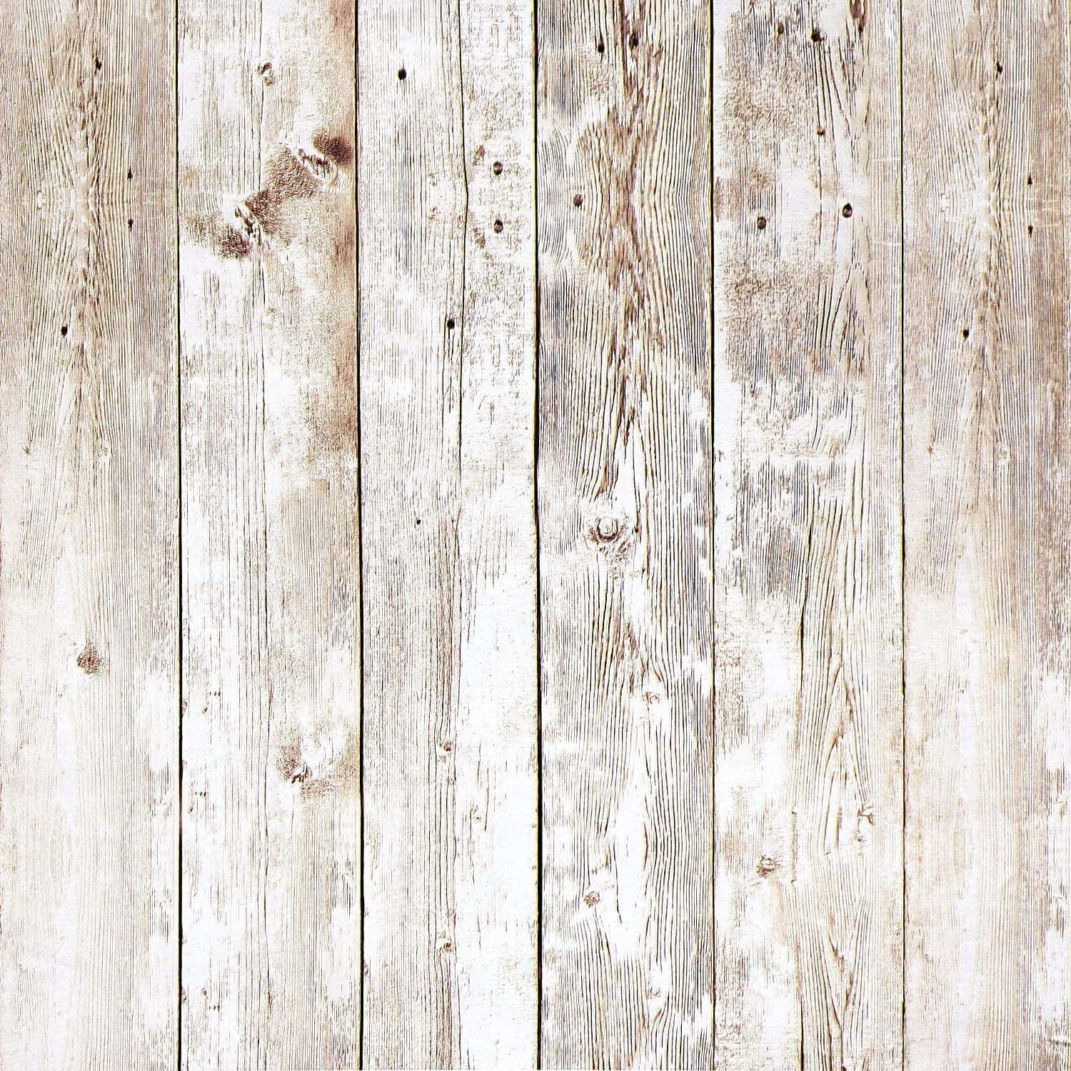 Shiplap 桌布 壁紙 — 風化的垂直木板，帶有褪色的白色油漆和天然木紋圖案，營造出質樸的紋理背景。