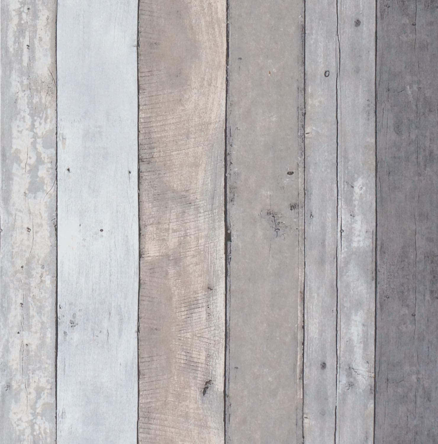 Shiplap 桌布 壁紙 — 風化的垂直木板呈現柔和灰色和米色色調，展現天然木紋和剝落油漆質感。