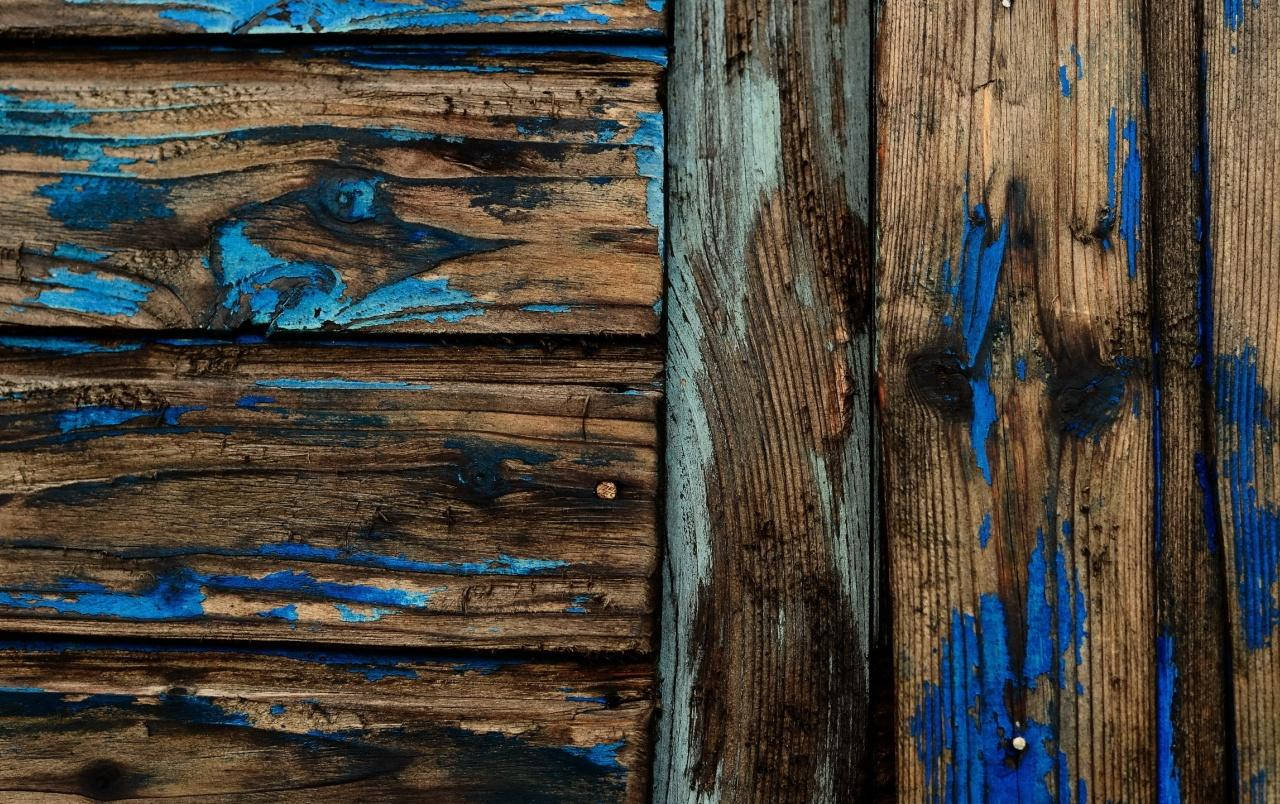 Wood Texture 桌布 壁紙 — 風化的木板，帶有剝落的藍色油漆，在特寫紋理照片中展現豐富的木紋和質樸的魅力。