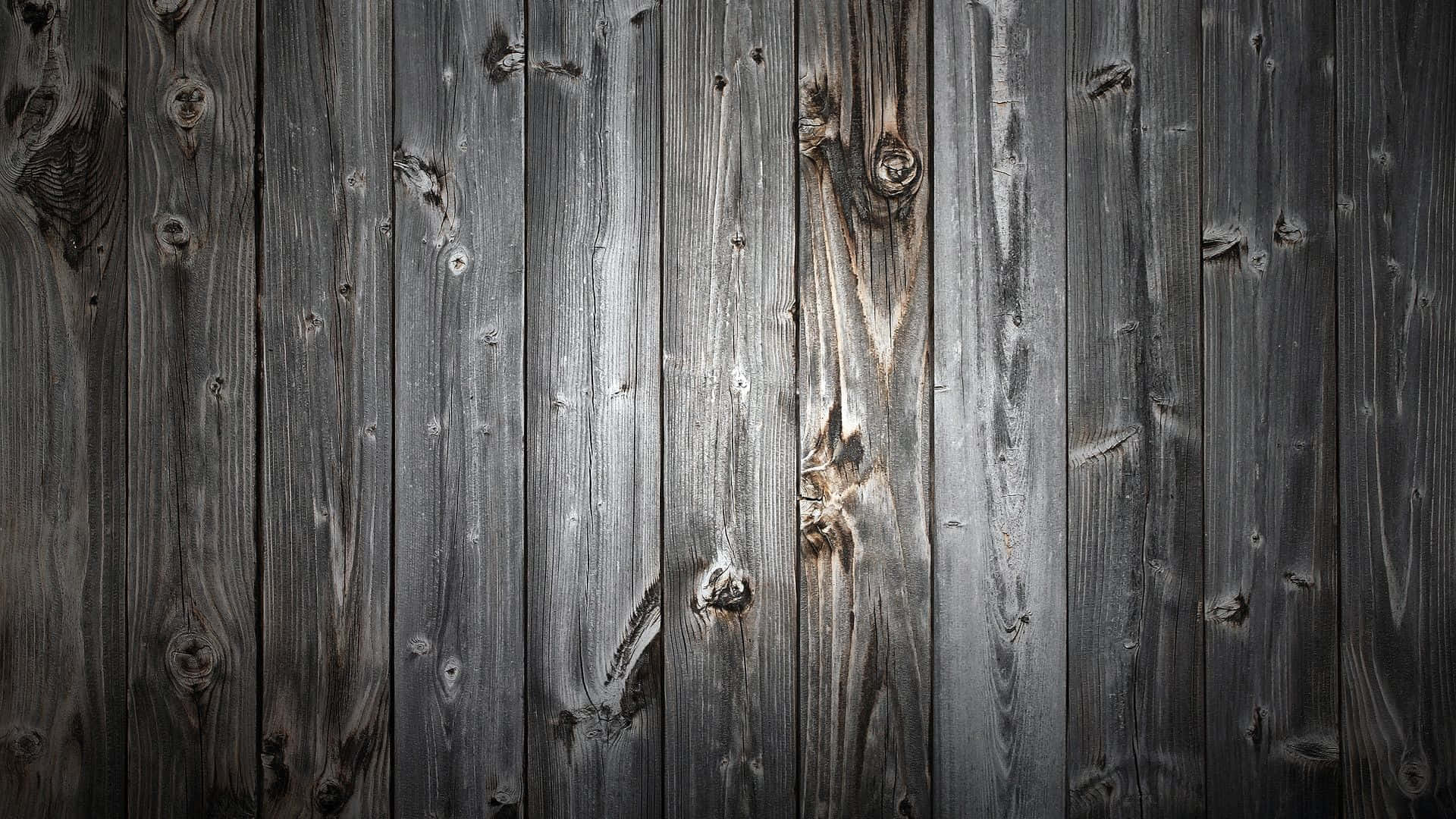 Wooden 桌布 壁紙 — 風化的灰色木板，帶有可見的木紋和節疤，形成質樸的垂直牆面。