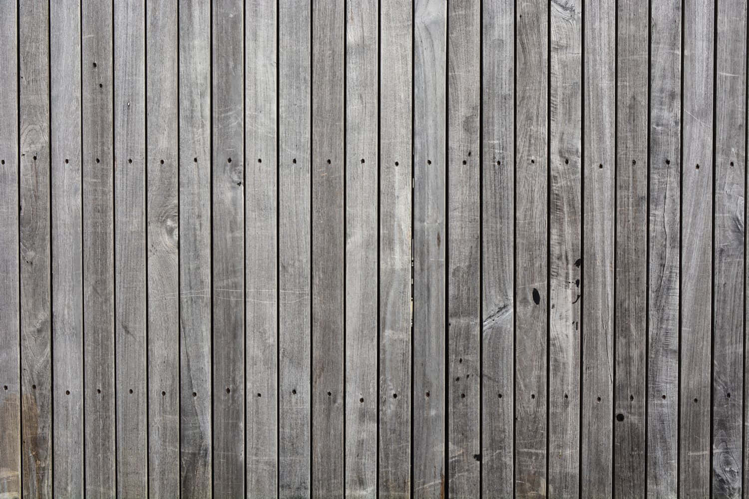 木紋 桌布 壁紙 — 風化的灰色木板帶有天然木紋和釘孔，形成質樸的垂直紋理。
