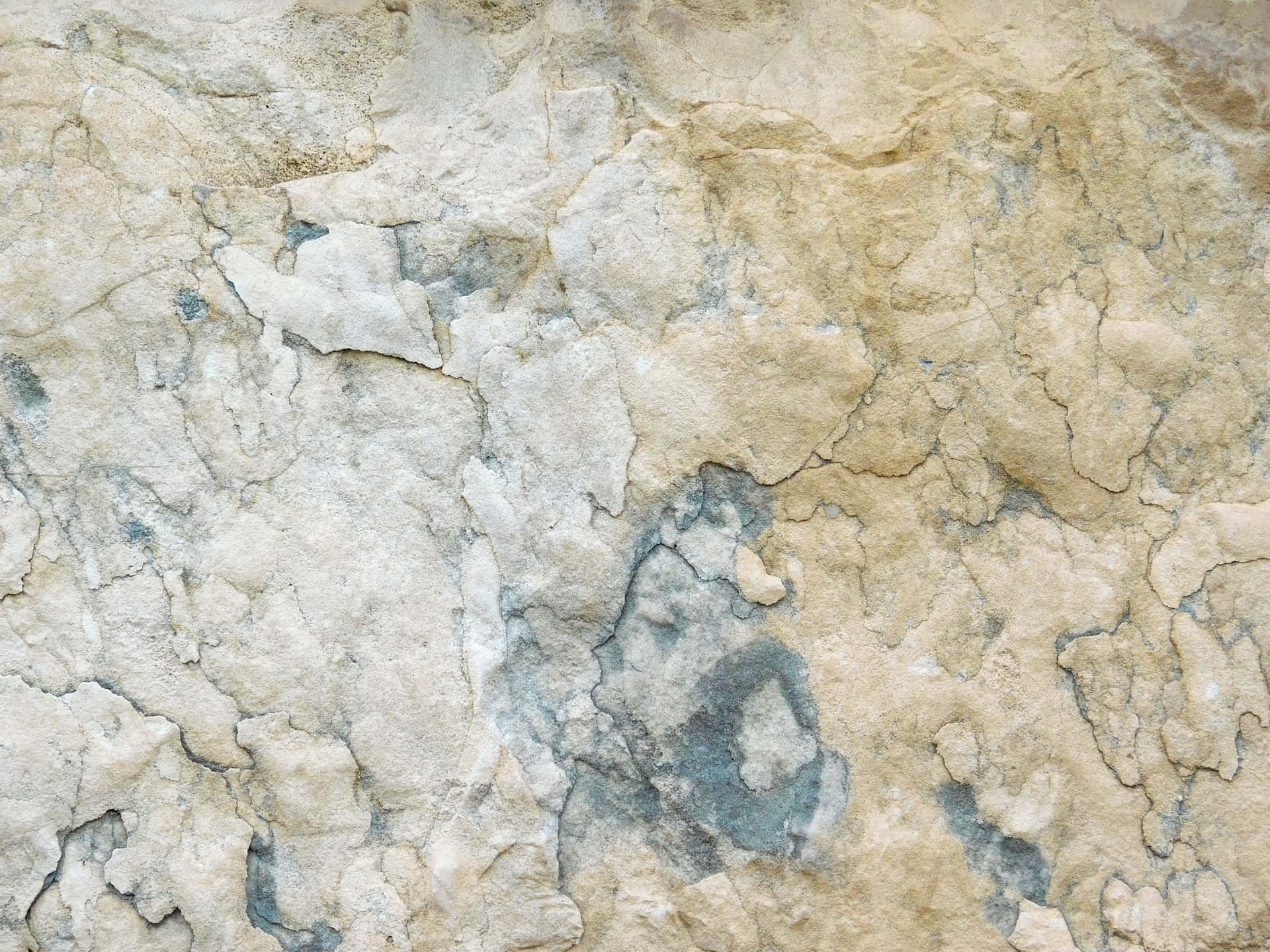 Stone texture 壁紙 — 風化的米色和灰色石頭特寫，表面裂開和剝落的紋理。
