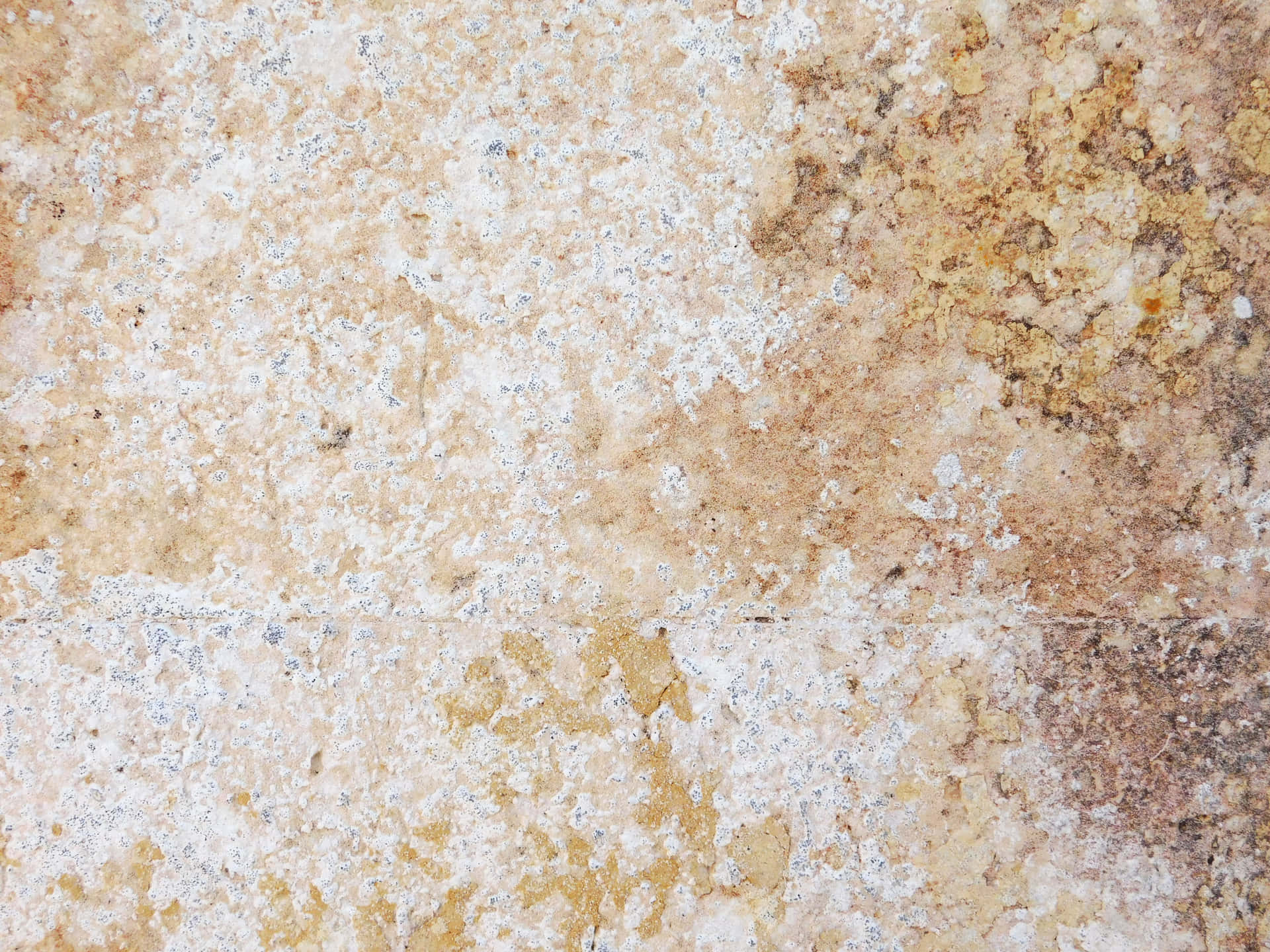 Stone texture 壁紙 — 風化的米色和白色石頭表面的特寫，帶有斑點紋理和微妙的棕色污漬。