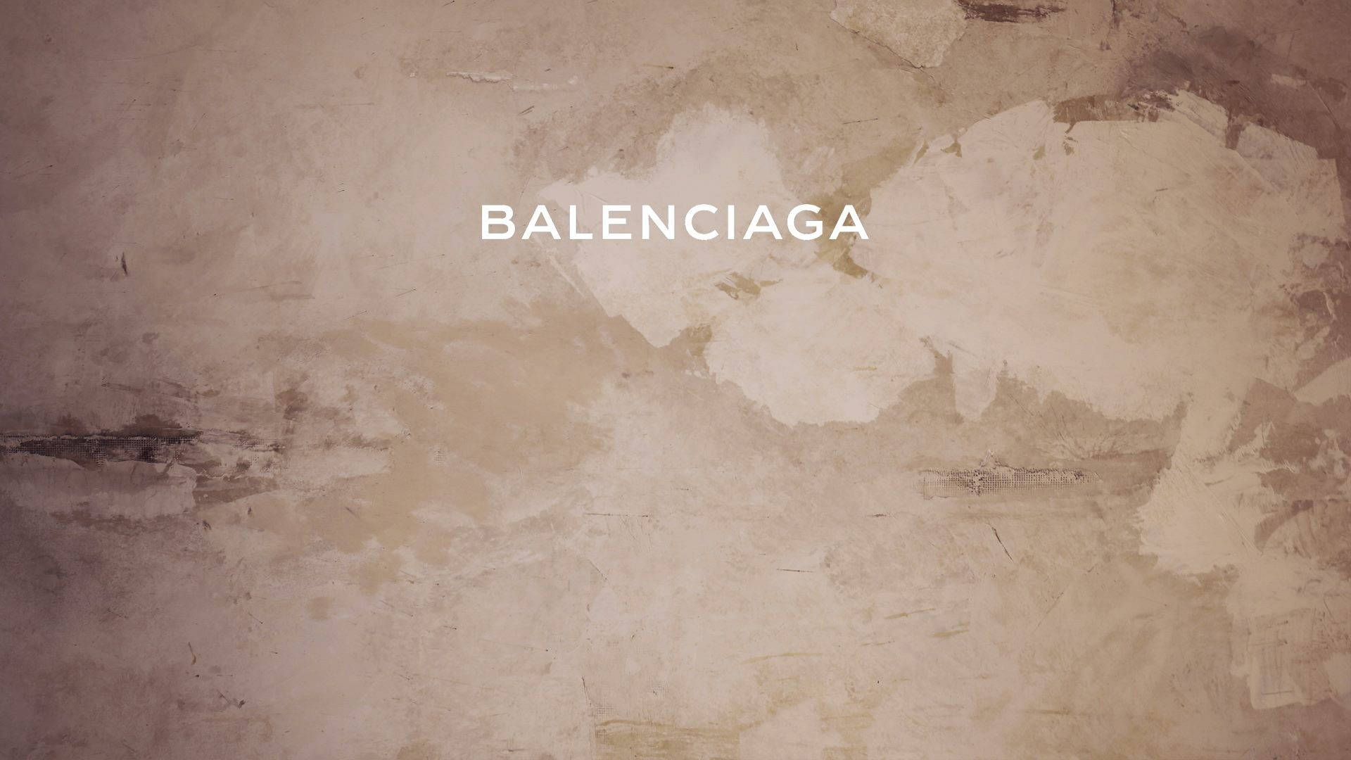 Balenciaga 桌布 壁紙 — 風化的米色牆壁，油漆剝落，中間有粗體白色「BALENCIAGA」文字。