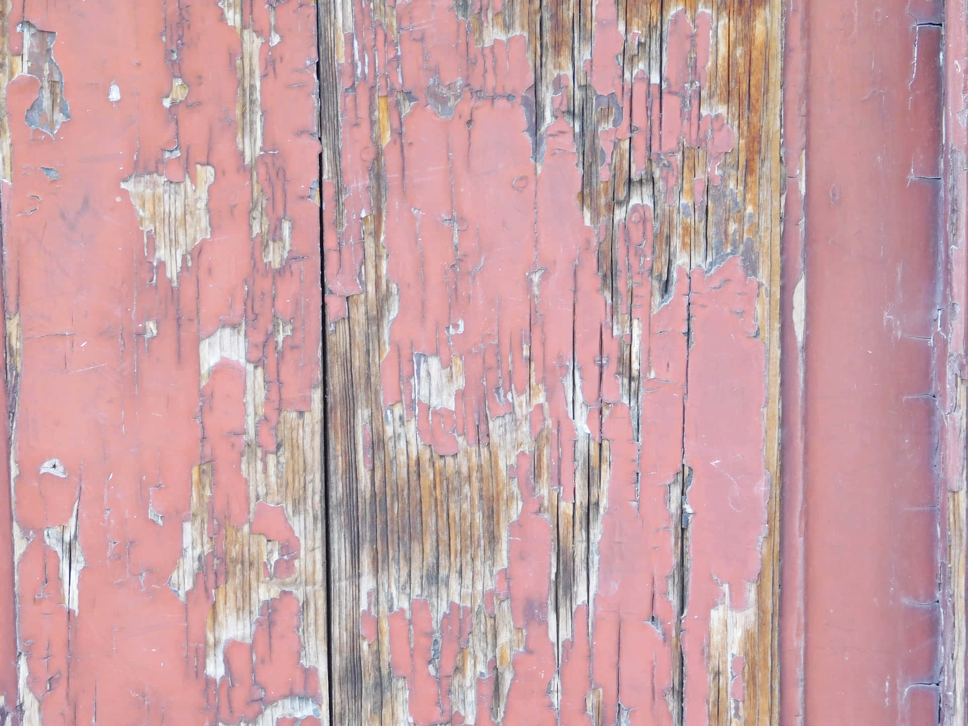 Wood texture 壁紙 — 風化的紅色油漆木板特寫，油漆剝落露出老化的木紋和質感。