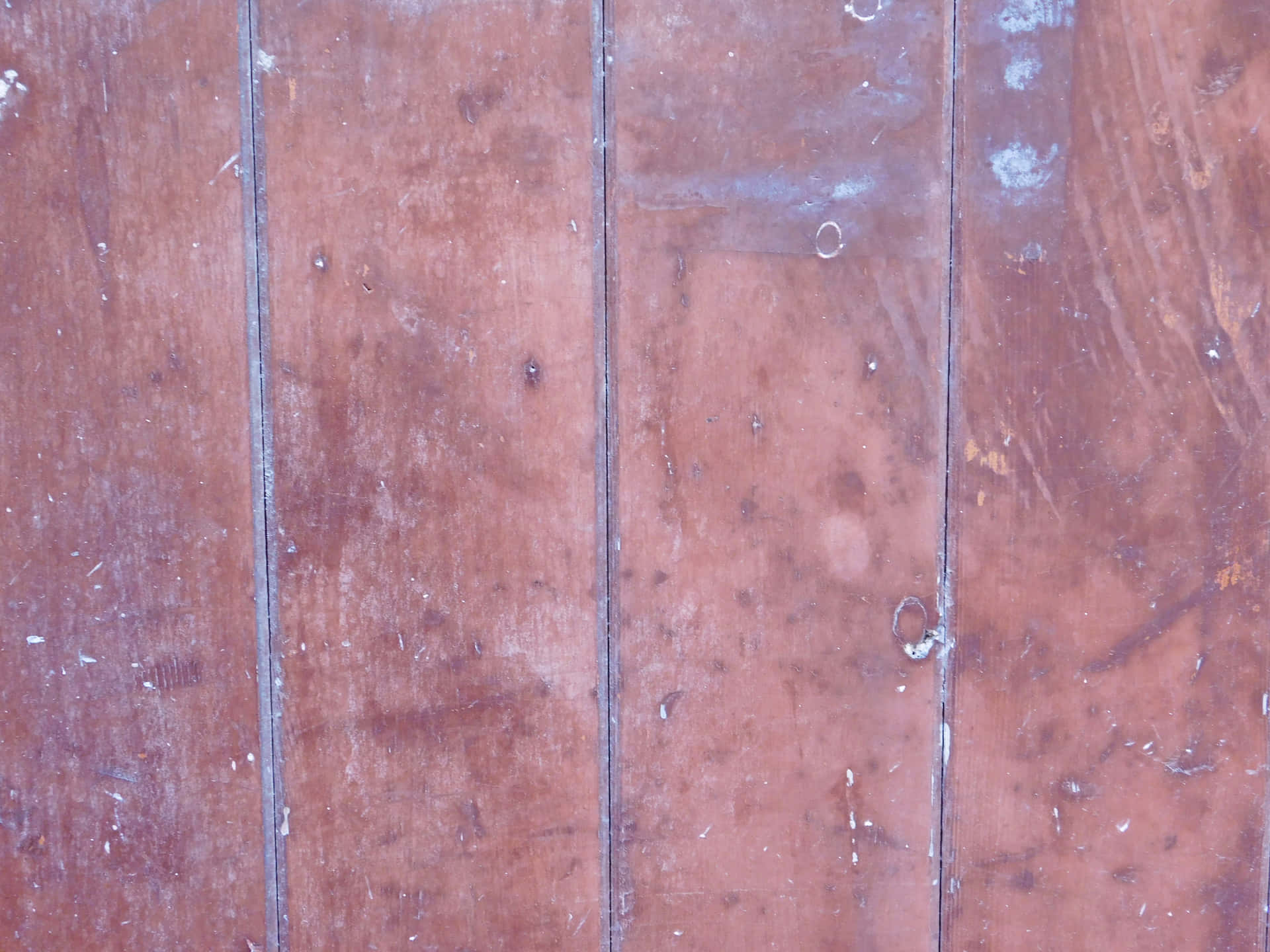 Wood texture 壁紙 — 風化的紅褐色木板特寫，可見木紋、節疤、刮痕和剝落的油漆。