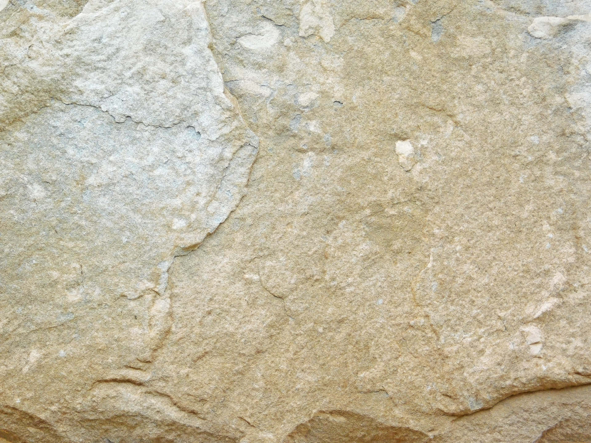 Stone texture 壁紙 — 風化石頭表面的特寫，呈現米色、棕褐色和灰色色調，顯示自然裂縫和粗糙紋理。
