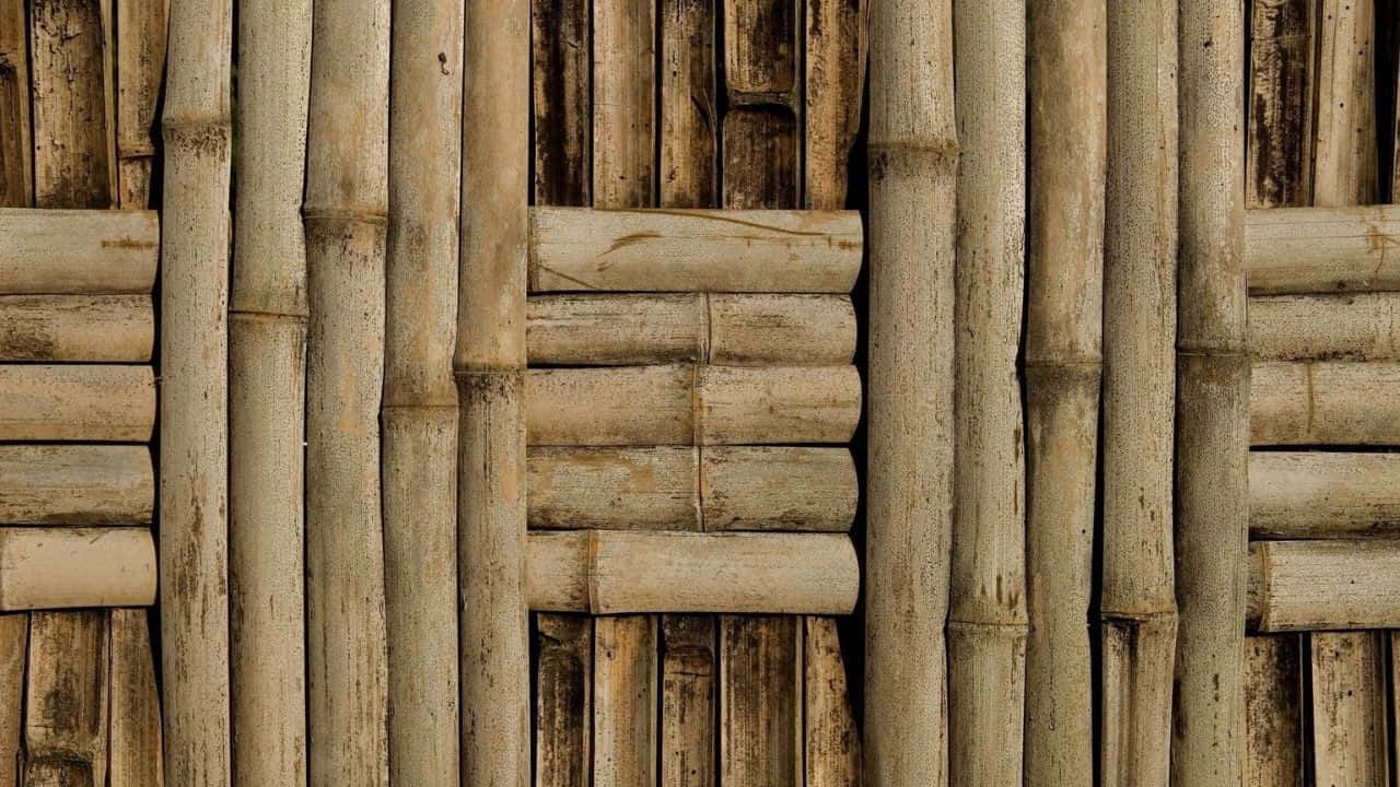 720p Bamboo 桌布 壁紙 — 風化竹莖編織成質樸紋理牆壁的特寫，帶有自然大地色調。