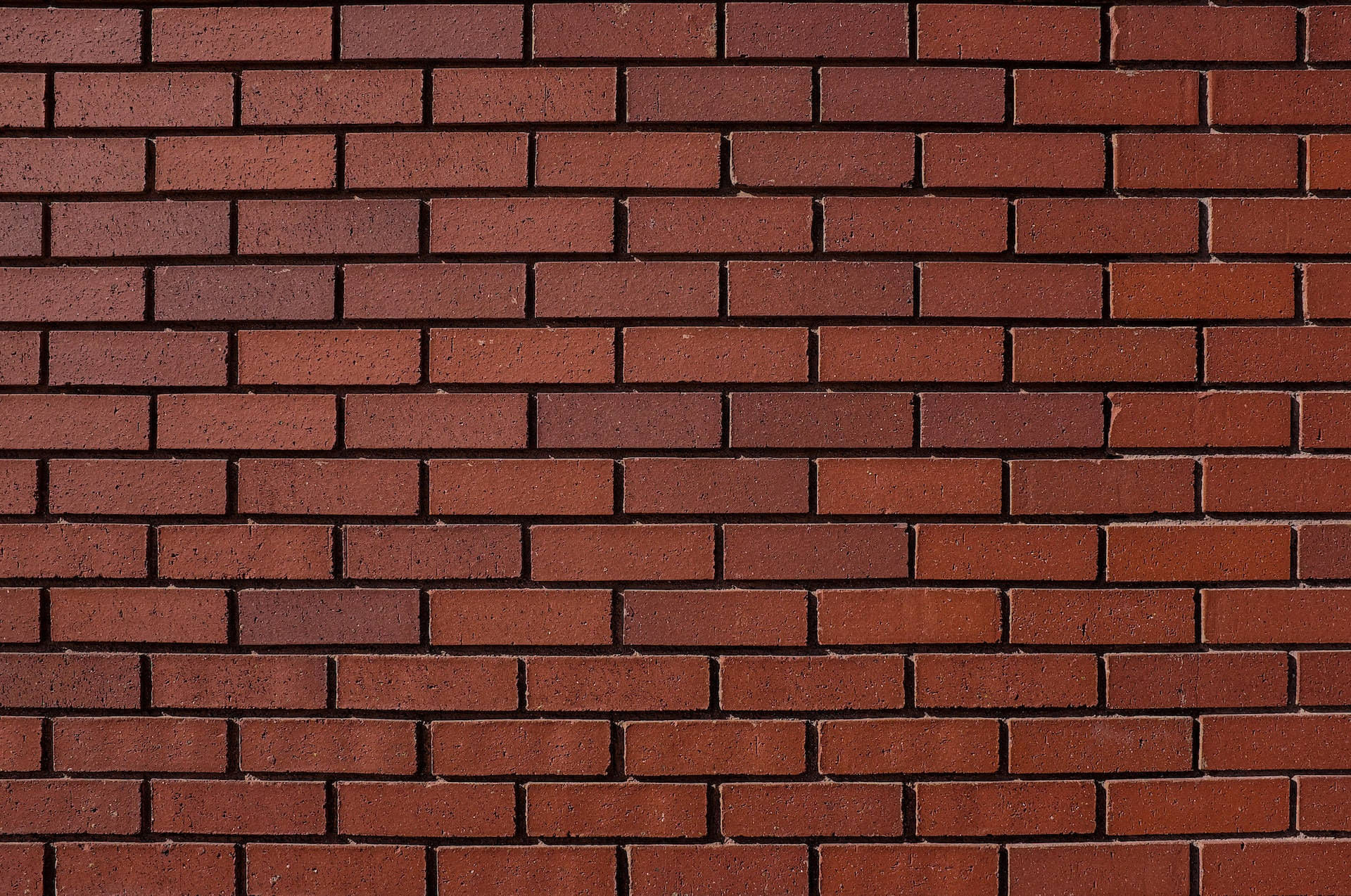 Brick Wall 桌布 壁紙 — 風化紅磚牆的特寫，可見砂漿線條和細微紋理變化。