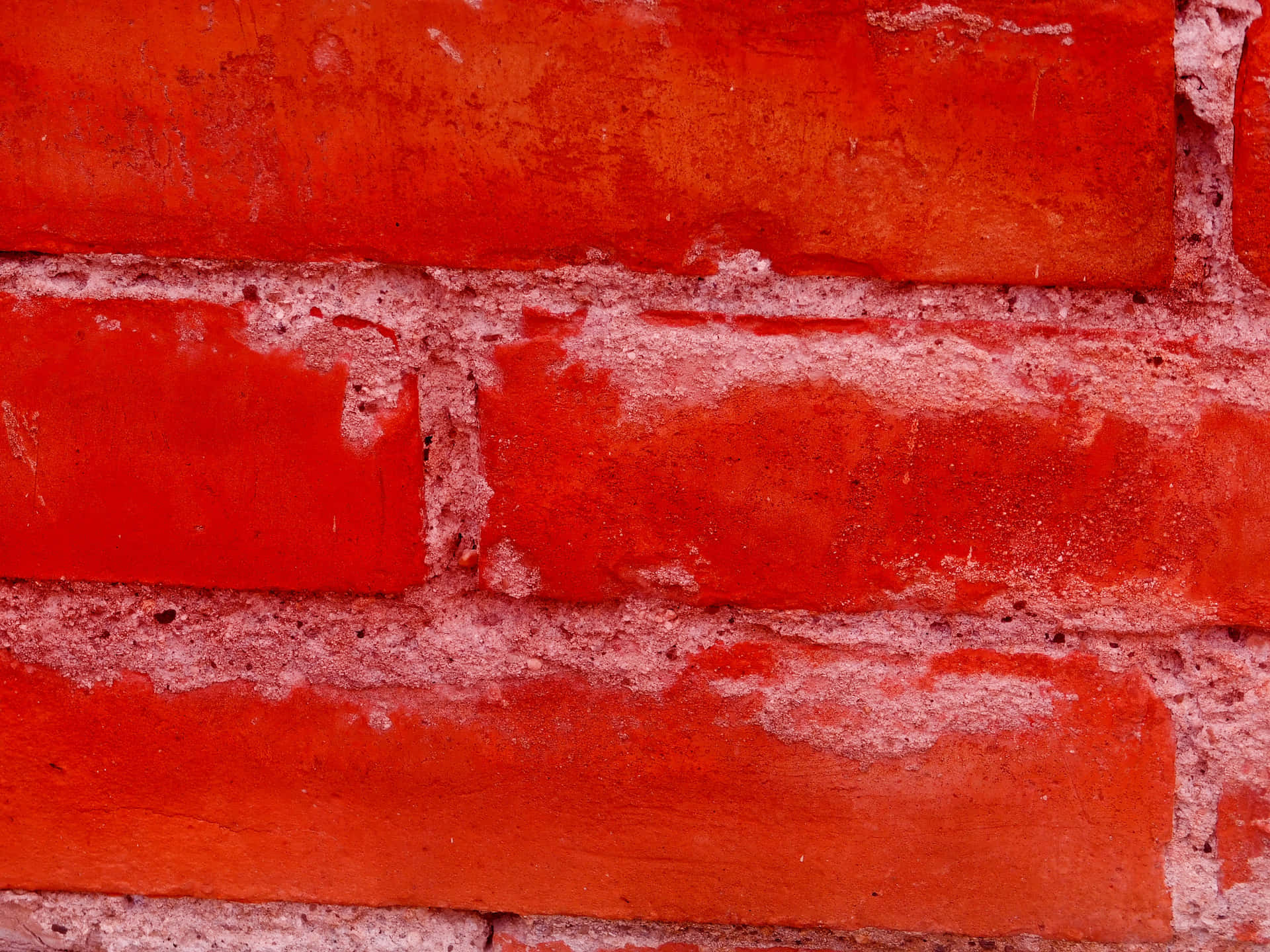 Red stone texture 壁紙 — 風化紅磚的特寫，帶有褪色油漆和紋理灰縫。