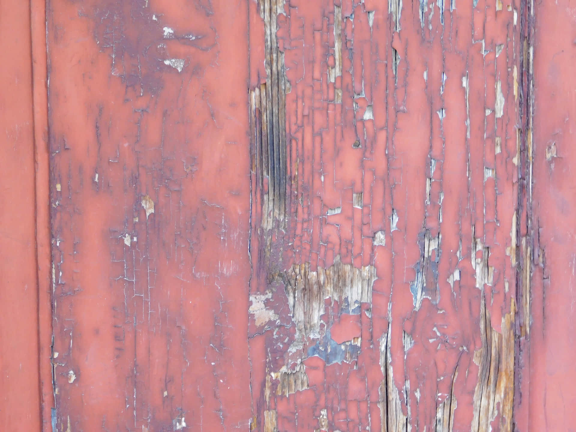 Wood texture 壁紙 — 風化紅色木板特寫，剝落油漆露出灰色和棕色木紋。