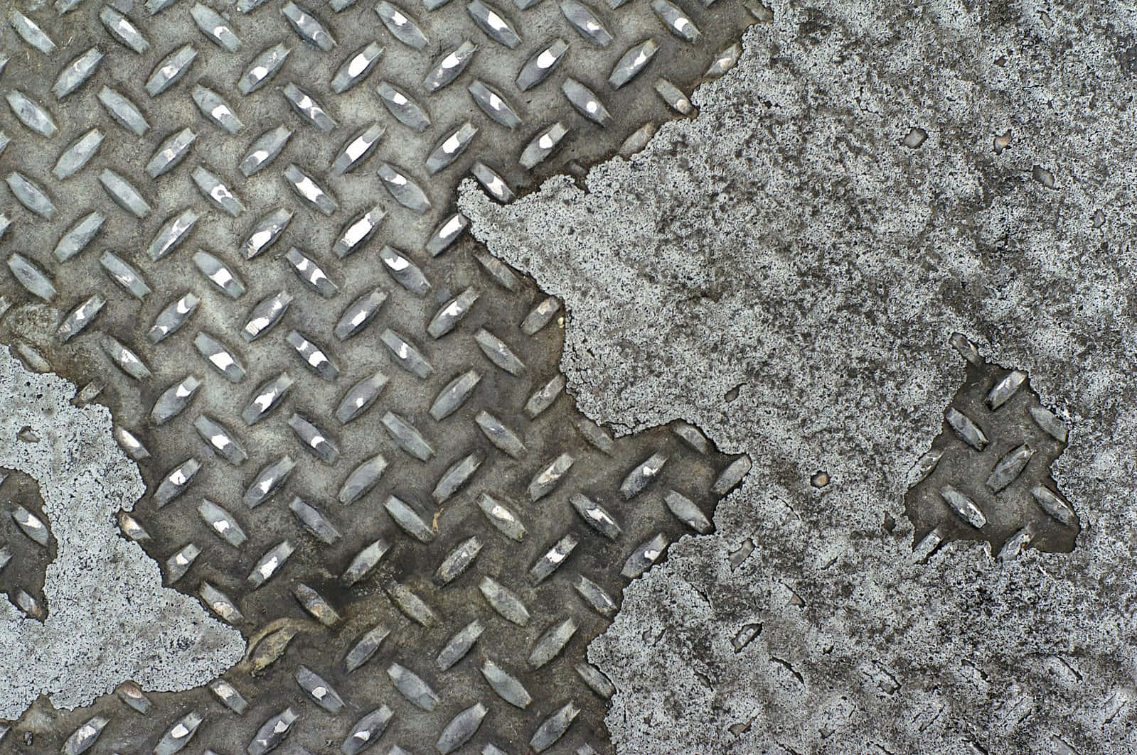 Diamond Plate 桌布 壁紙 — 風化菱形金屬板與粗糙混凝土融合的特寫，營造出粗糙的工業紋理。
