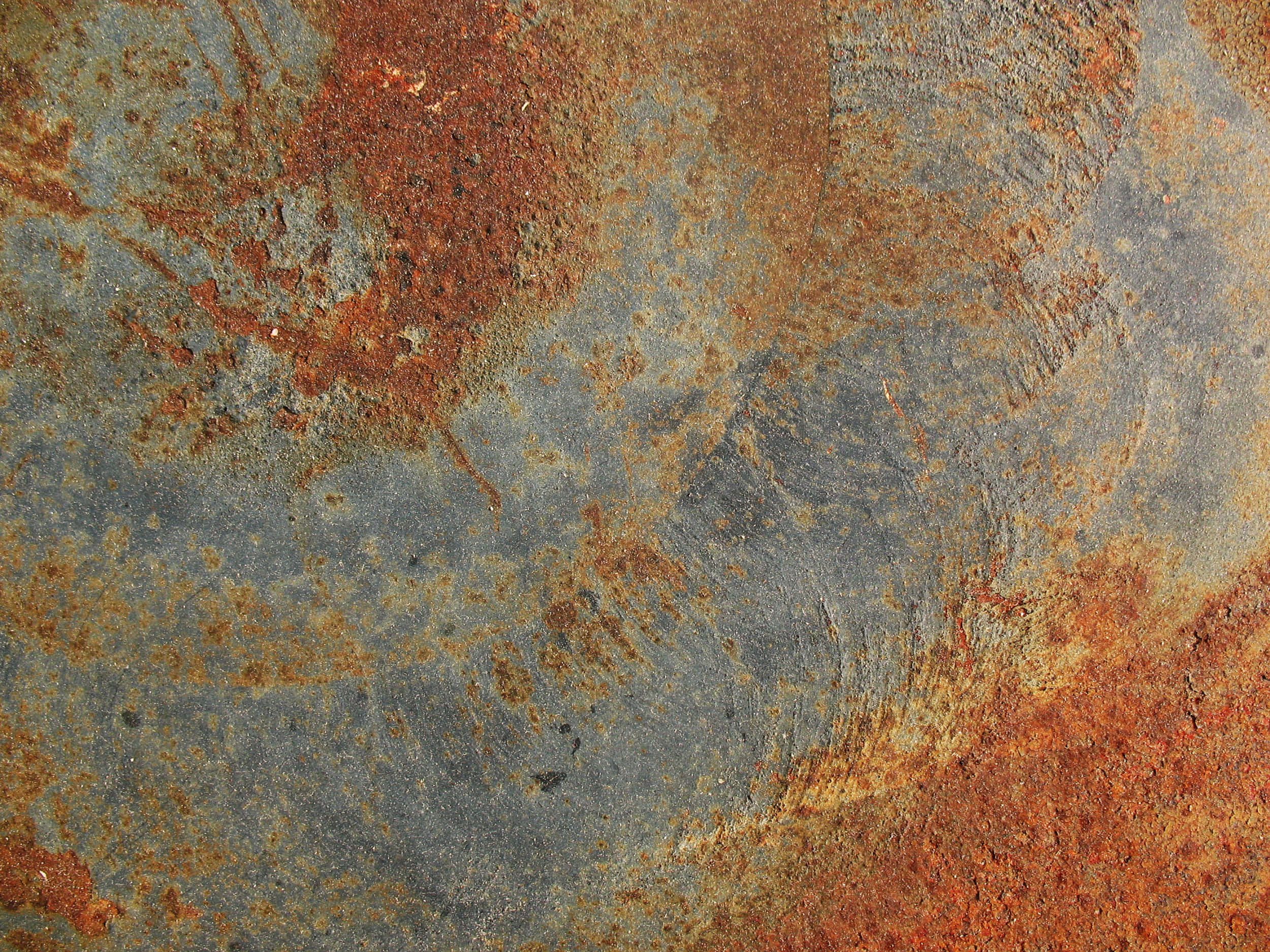 Rust 桌布 壁紙 — 風化金屬表面的特寫，帶有橙色和灰色調的旋轉鏽蝕圖案。