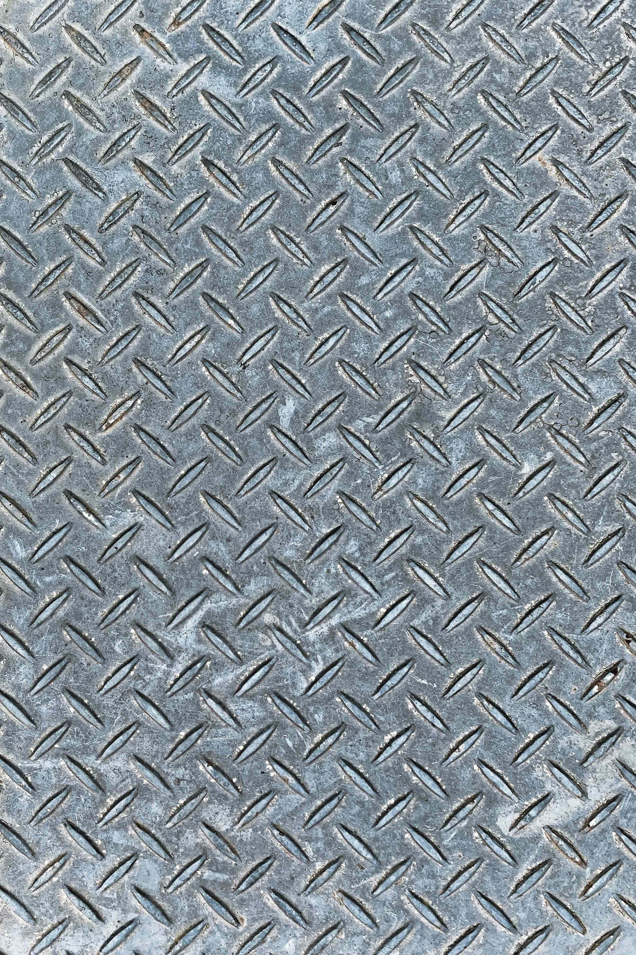 Gray Texture 桌布 壁紙 — 風化鑽石板金屬的特寫，帶有紋理脊線和灰色銅綠。