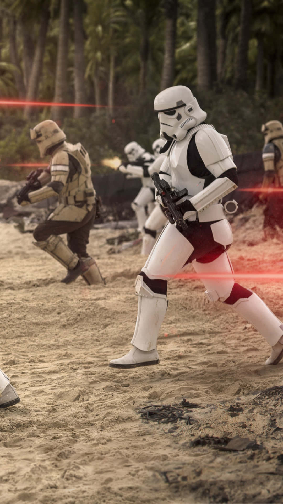 Scarif 桌布 壁紙 — 風暴兵與沙漠兵在沙質叢林戰場上以紅色雷射光束交鋒。