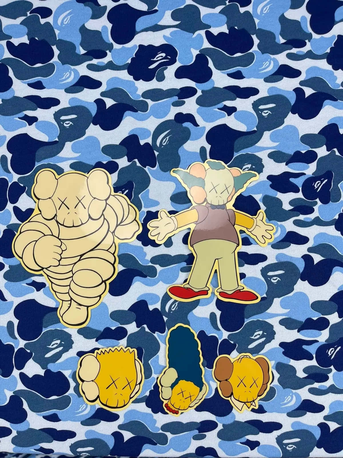 Kaws The Simpsons 桌布 壁紙 — 風格化卡通角色帶有X眼睛，漂浮在帶有隱藏面孔圖案的藍色迷彩圖案上。