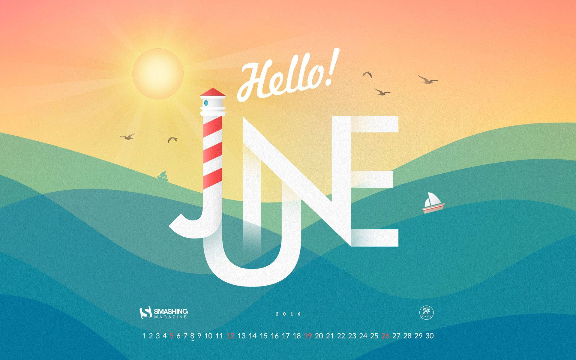 June 桌布 壁紙 — 風格化的六月日曆，燈塔和帆船在溫暖的日出下，背景是層疊的山丘。