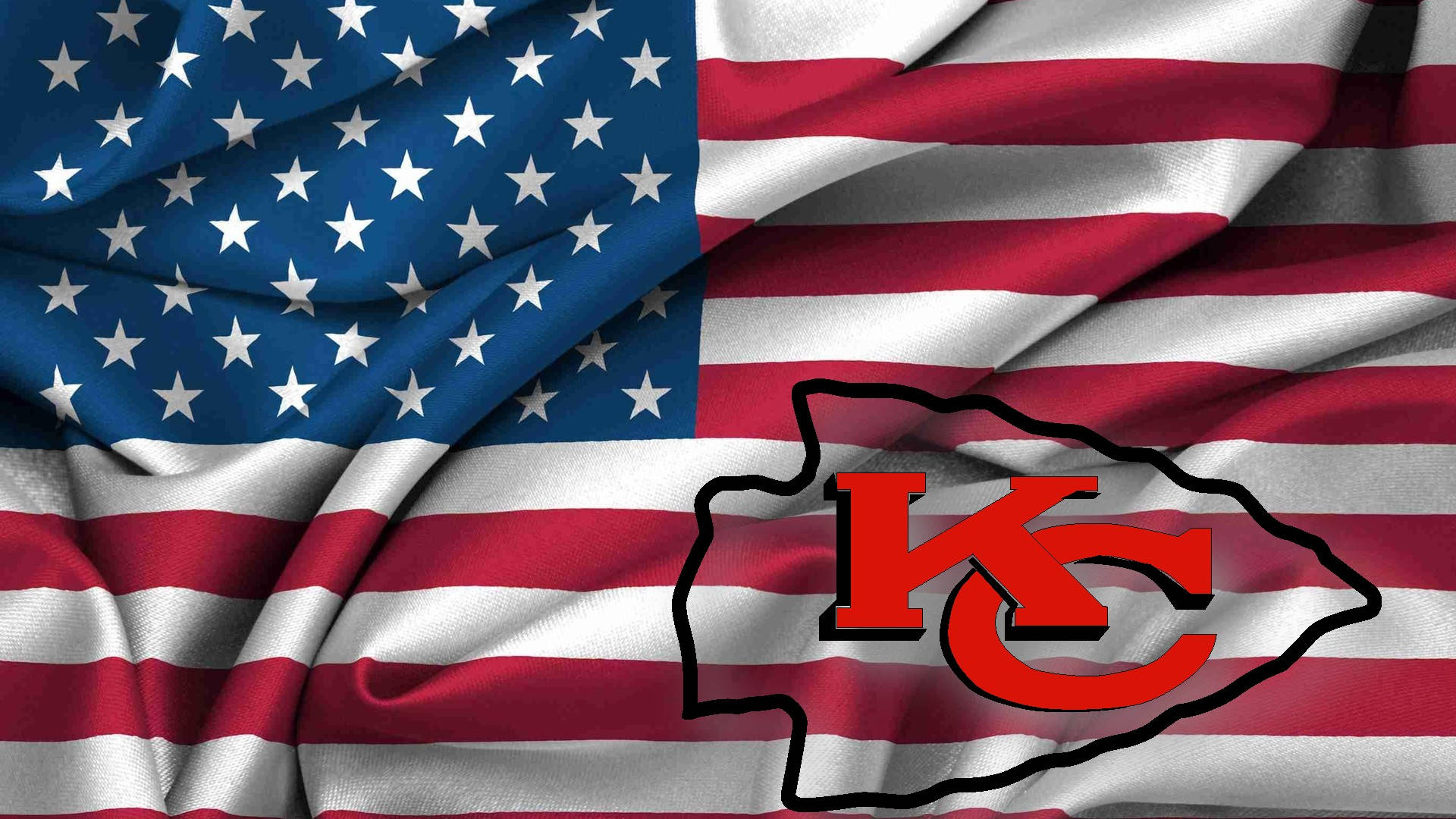 Chiefs Logo 桌布 壁紙 — 飄揚的美國國旗，紅色堪薩斯城酋長隊標誌疊加在條紋布料上。