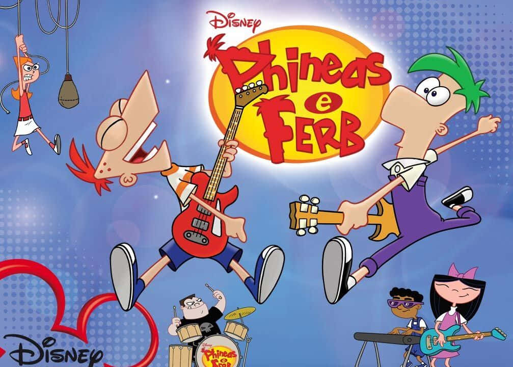 Phineas And Ferb 桌布 壁紙 — 《飛哥與小佛》的卡通角色在藍色圓點背景前彈吉他和打鼓，並有節目標誌。