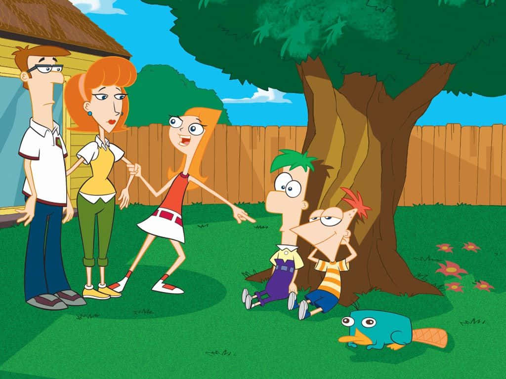 Phineas And Ferb 桌布 壁紙 — 飛哥與小佛坐在樹下，他們的父母和鴨嘴獸泰瑞在陽光明媚的後院場景中觀看。