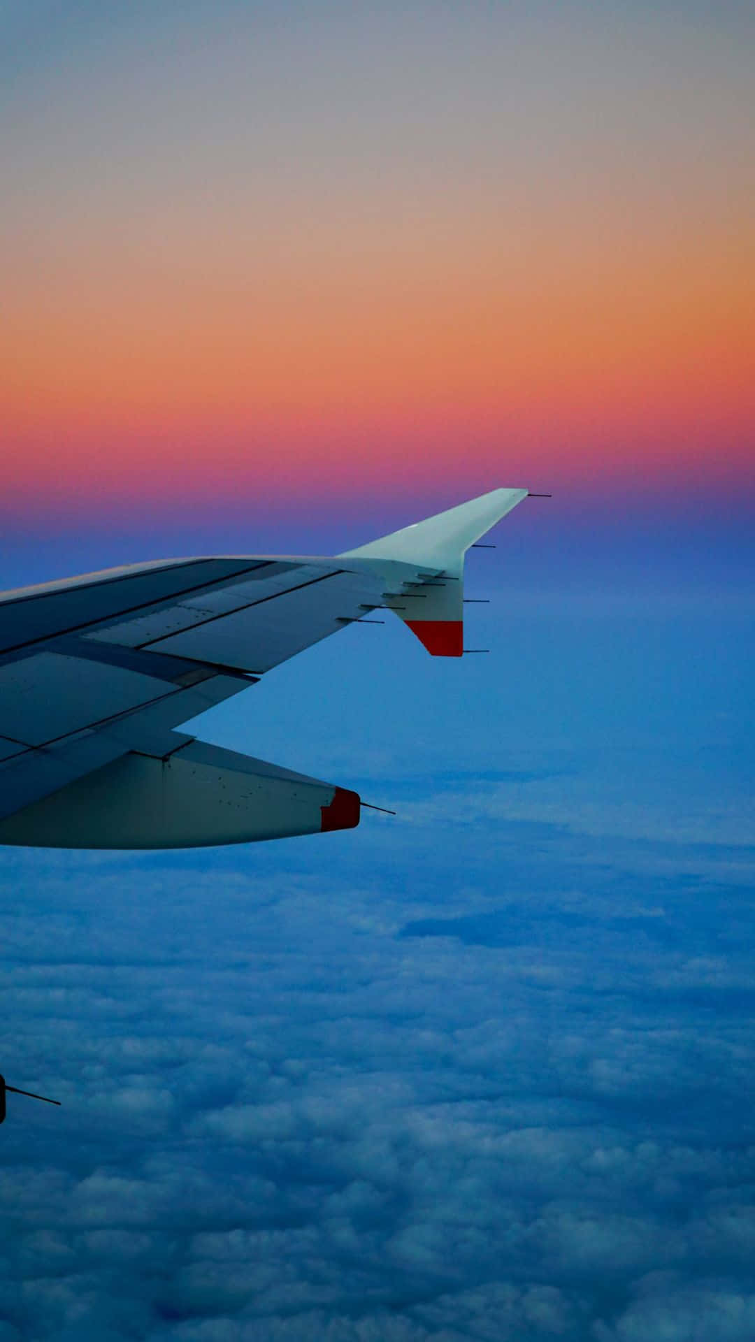 日落時分飛機機翼在雲層上空翱翔 — 飛機 壁紙