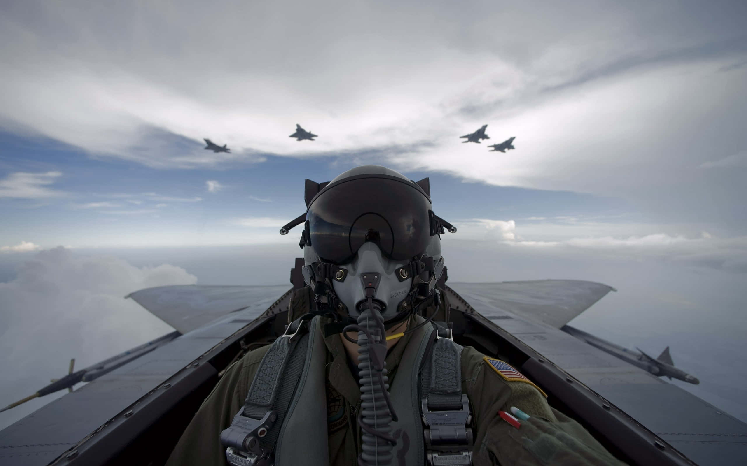 Air Force 桌布 壁紙 — 飛行員在戰鬥機駕駛艙內，四架噴射機在陰天雲層上方編隊飛行。