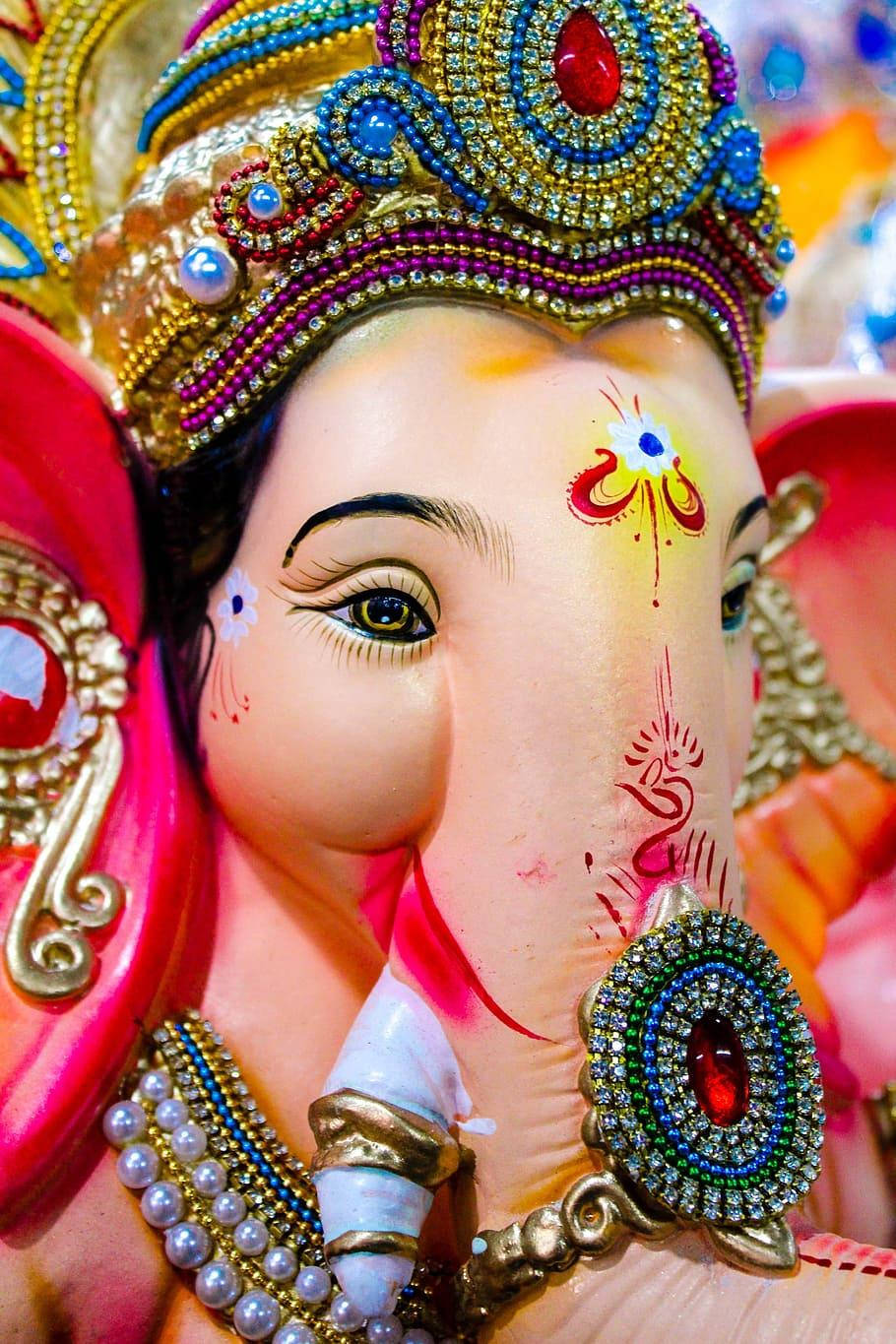 ganpati HD 桌布 壁紙 — 飾有寶石皇冠和華麗珠寶的鮮豔裝飾象神雕像特寫