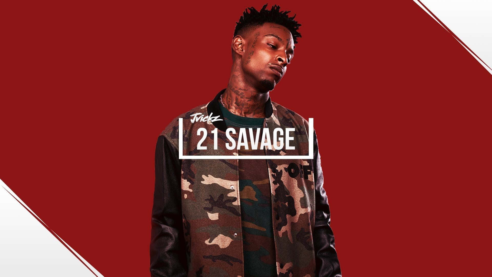 說唱歌手 桌布 壁紙 — 饒舌歌手 21 Savage 穿著迷彩外套，在搶眼的紅白斜紋背景前自信擺姿勢。