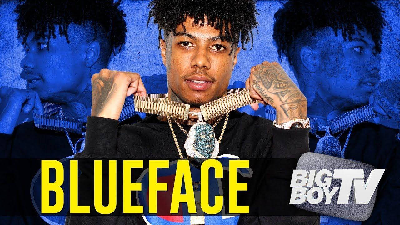 Celebrity 桌布 壁紙 — 饒舌歌手 Blueface 戴著粗金鍊，在帶有他重複面孔的藍色調背景前自信地擺姿勢。