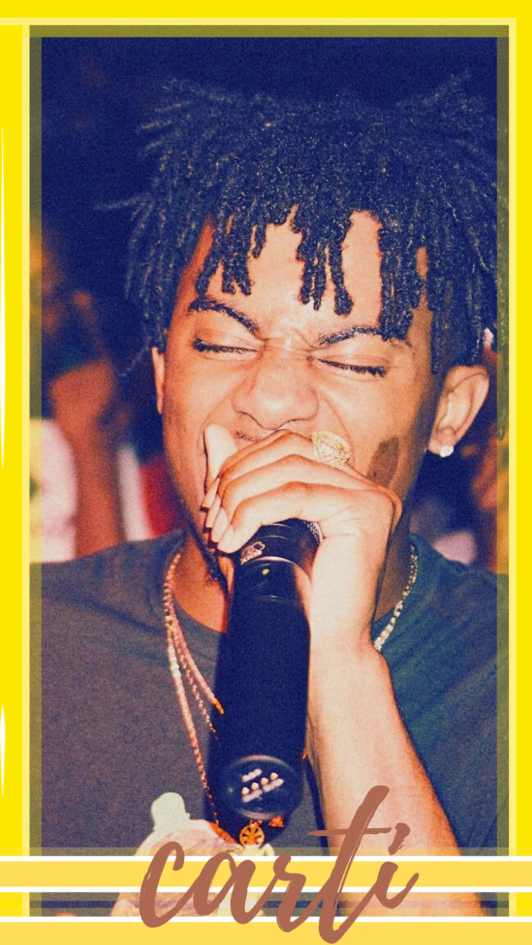 playboi carti pfp 桌布 壁紙 — 饒舌歌手Carti在溫暖舞台燈光下閉眼唱歌的特寫，表情充滿喜悅。