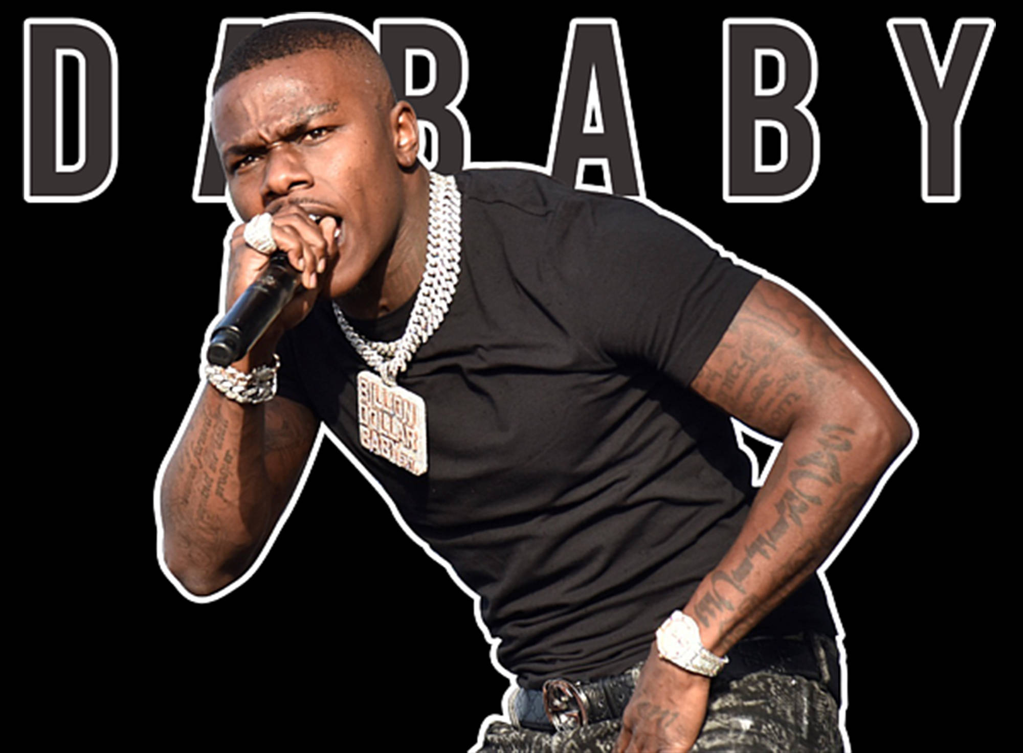 Dababy 桌布 壁紙 — 饒舌歌手Dababy熱情地對著麥克風表演，身穿黑色襯衫和鑽石鏈，背景為純黑色，他的名字以粗體白色字母呈現。