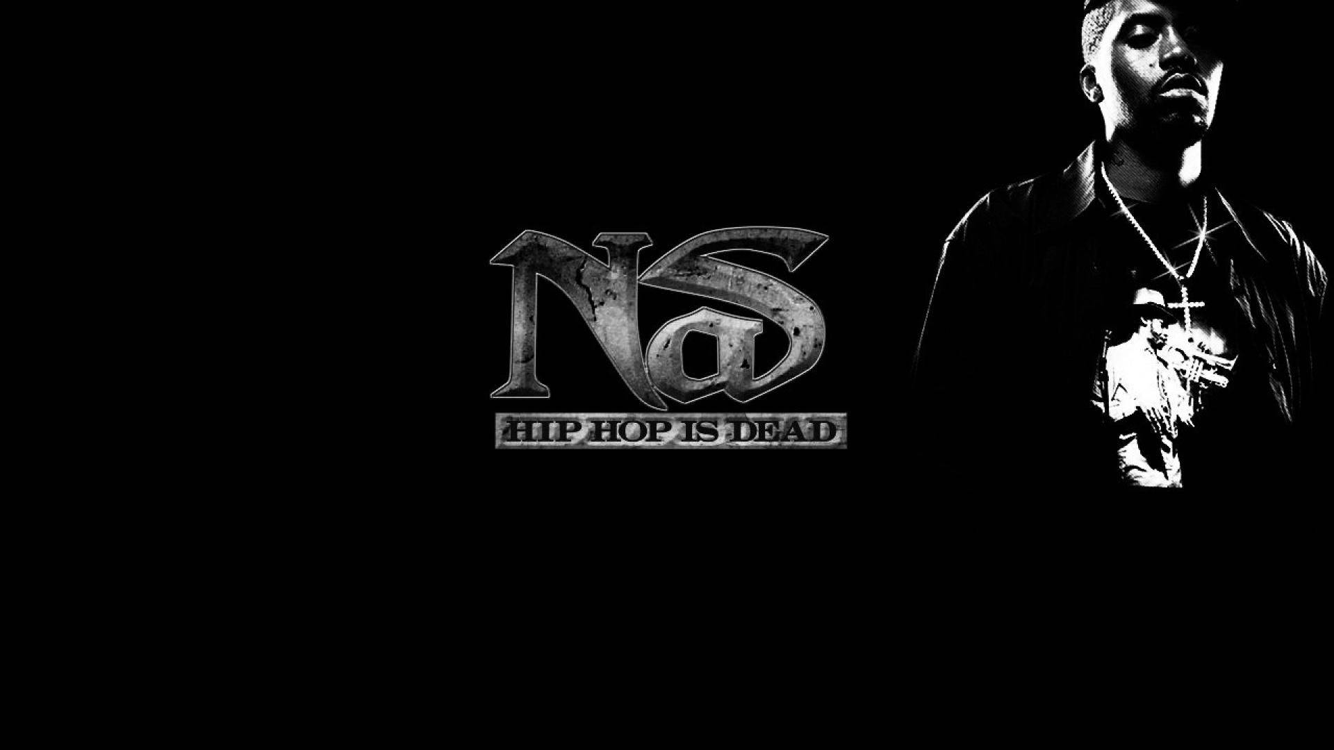 說唱歌手 桌布 壁紙 — 饒舌歌手Nas的黑白肖像，帶有其標誌性的'Hip Hop Is Dead'標誌，背景為深色。