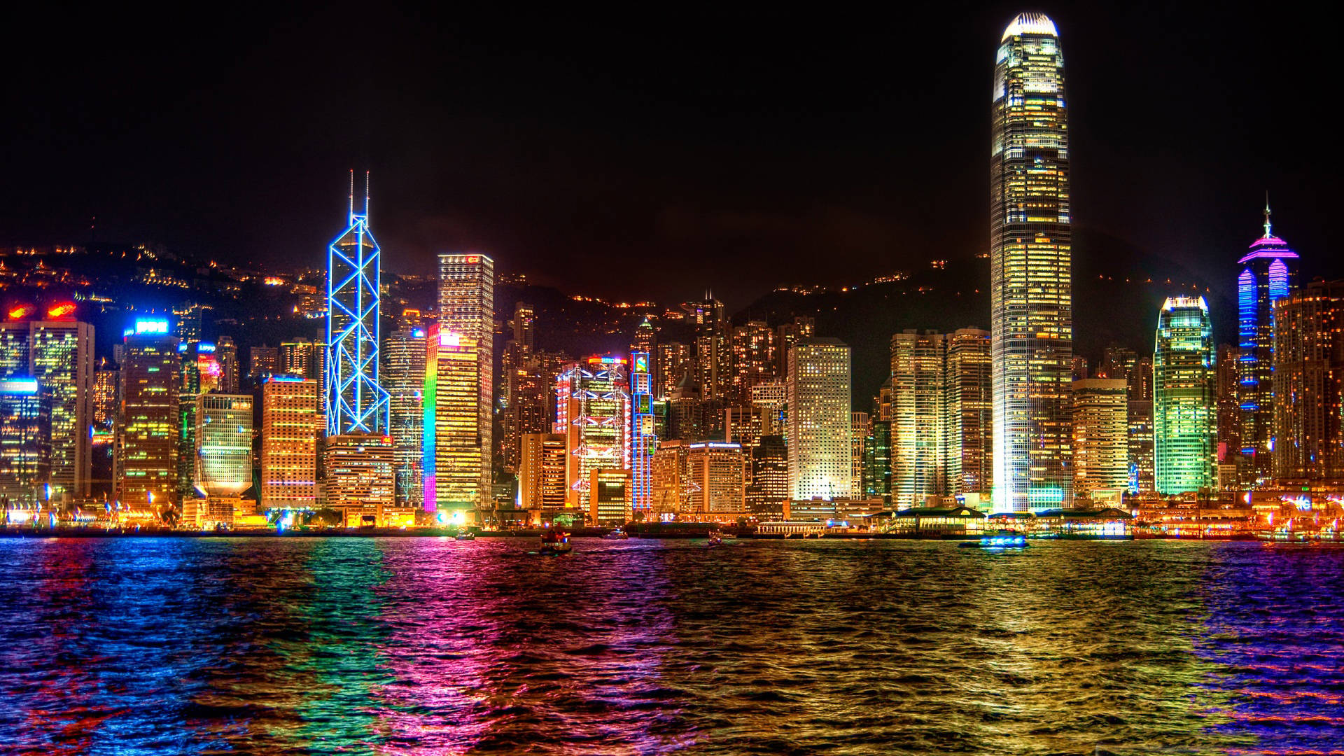 Light 桌布 壁紙 — 香港令人驚嘆的夜景，霓虹燈閃爍的摩天大樓在水面上生動地倒映。