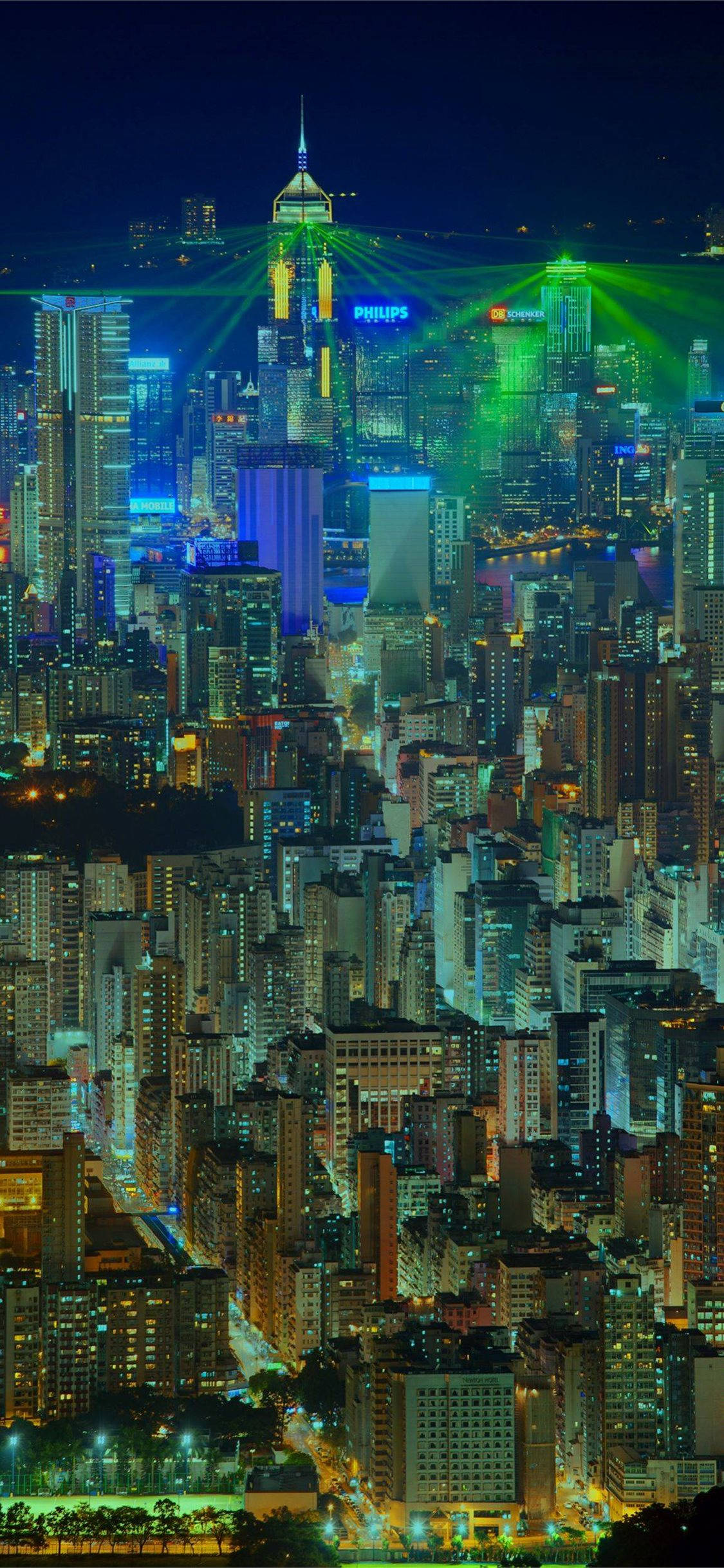 Ho Chi Minh City 桌布 壁紙 — 香港令人驚嘆的夜景，高聳的摩天大樓在充滿活力的綠色雷射光束和霓虹燈下閃耀。